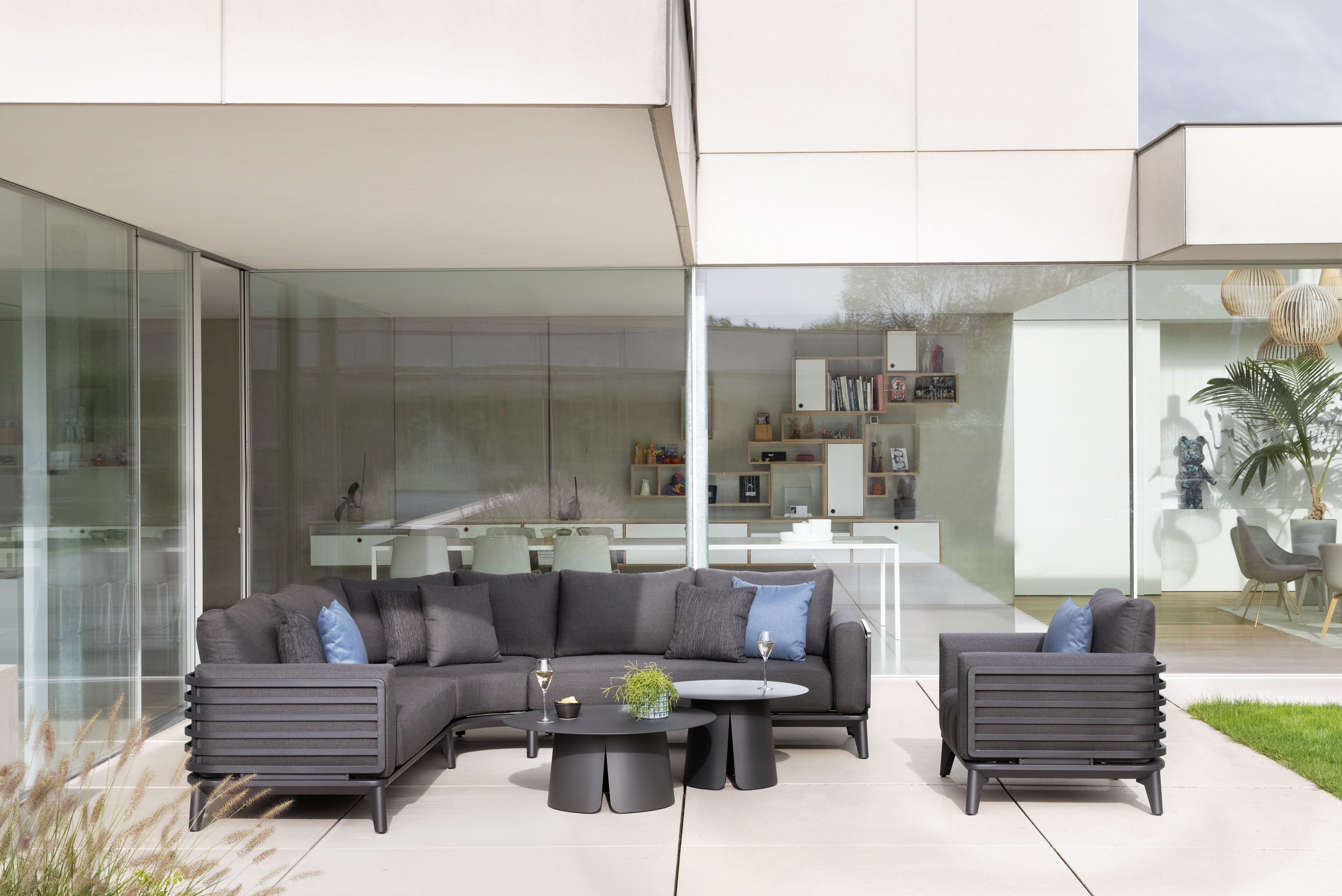 Mosa loungehoek in zwart aluminium met natte sooty all weather sunbrella® premium kussens
