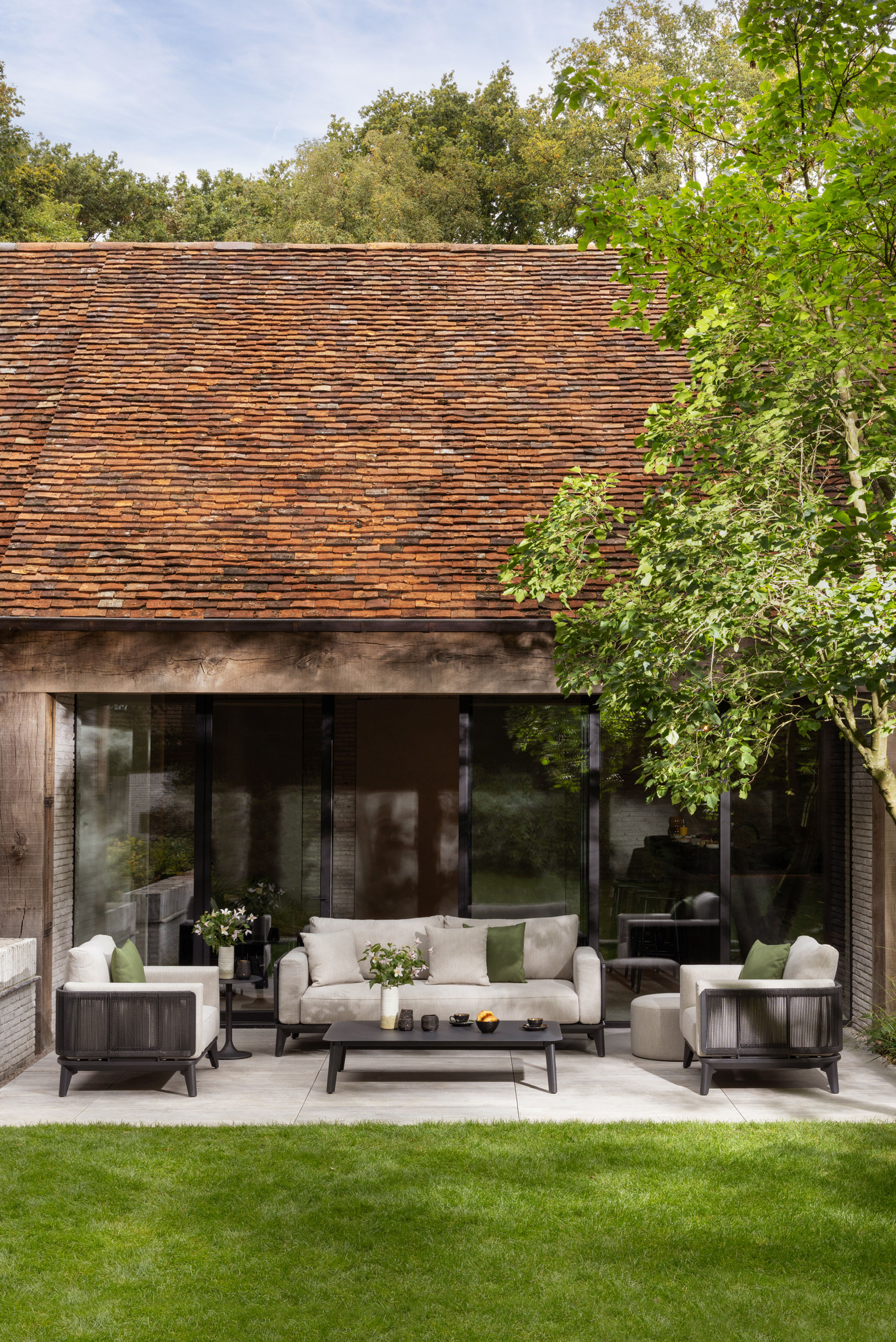 Mosa loungeset in zwart aluminium en zwart gedraaide ronde wicker met rustic weather+ softtouch kussens