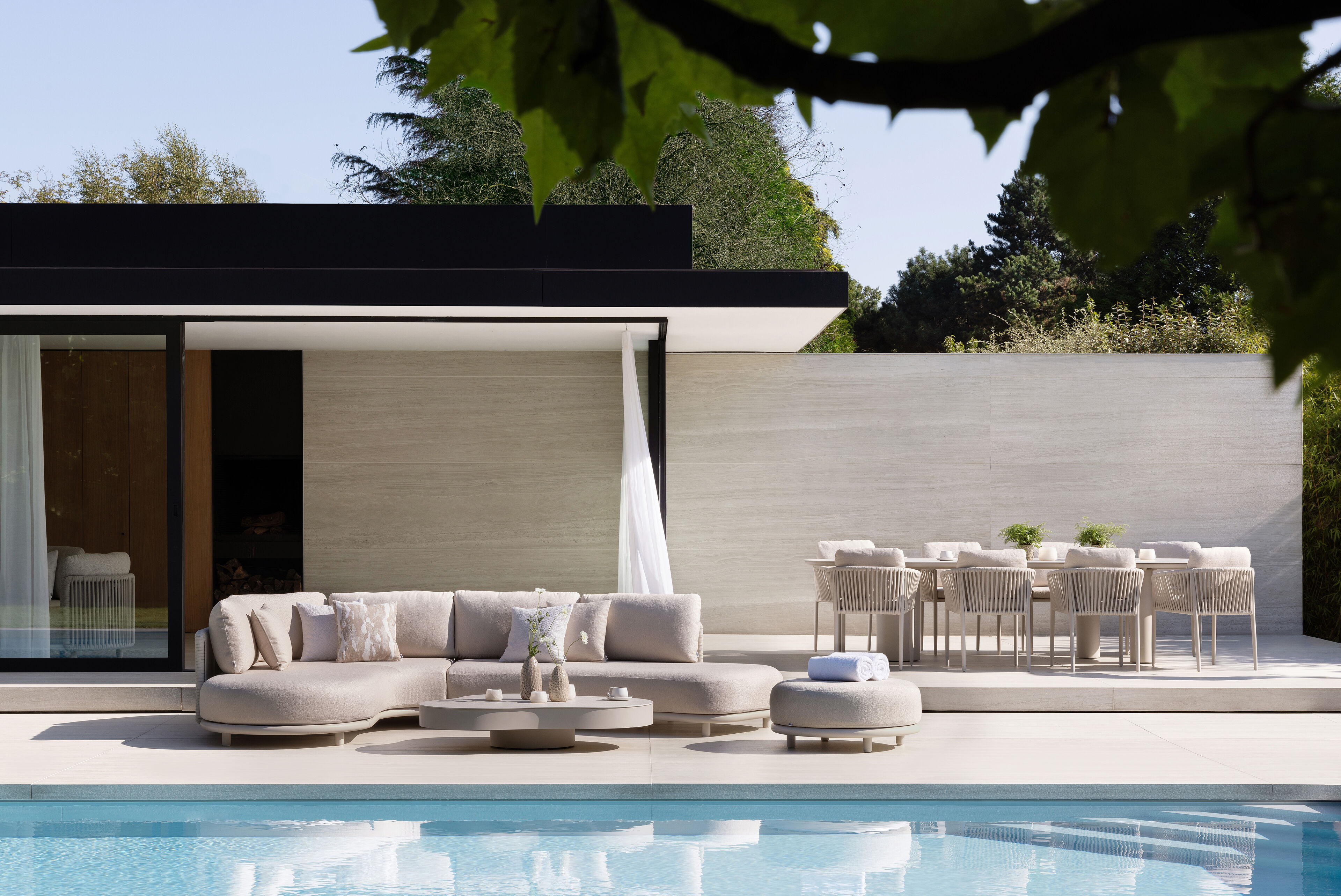 Lomano loungehoek in beige aluminium en beige verticaal geweven luxe vlakke rope met Tundra Sand all weather sunbrellaÂ® luxe