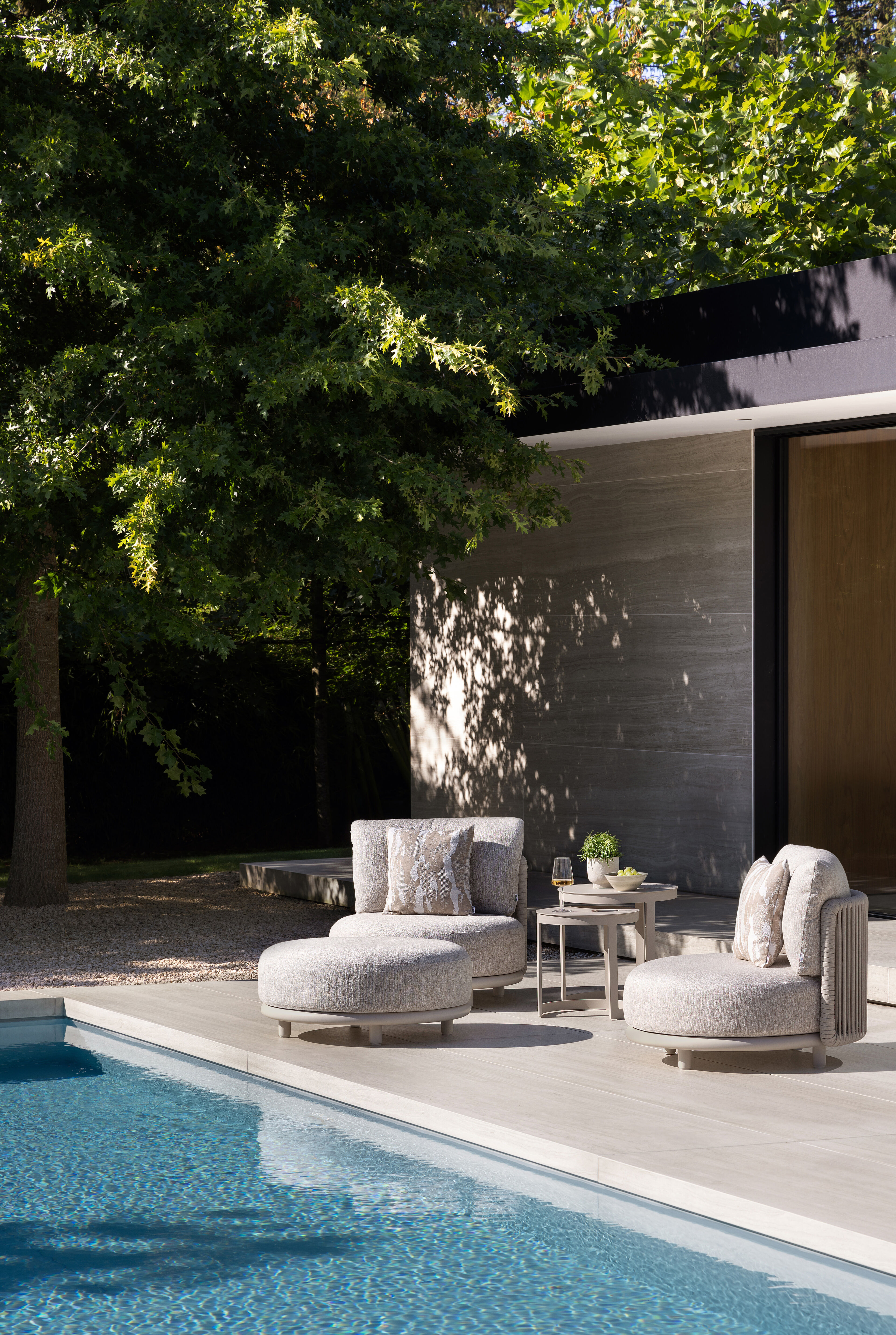 Lomano loungestoel in beige aluminium en beige verticaal geweven luxe vlakke rope met Tundra Sand all weather sunbrellaÂ® luxe