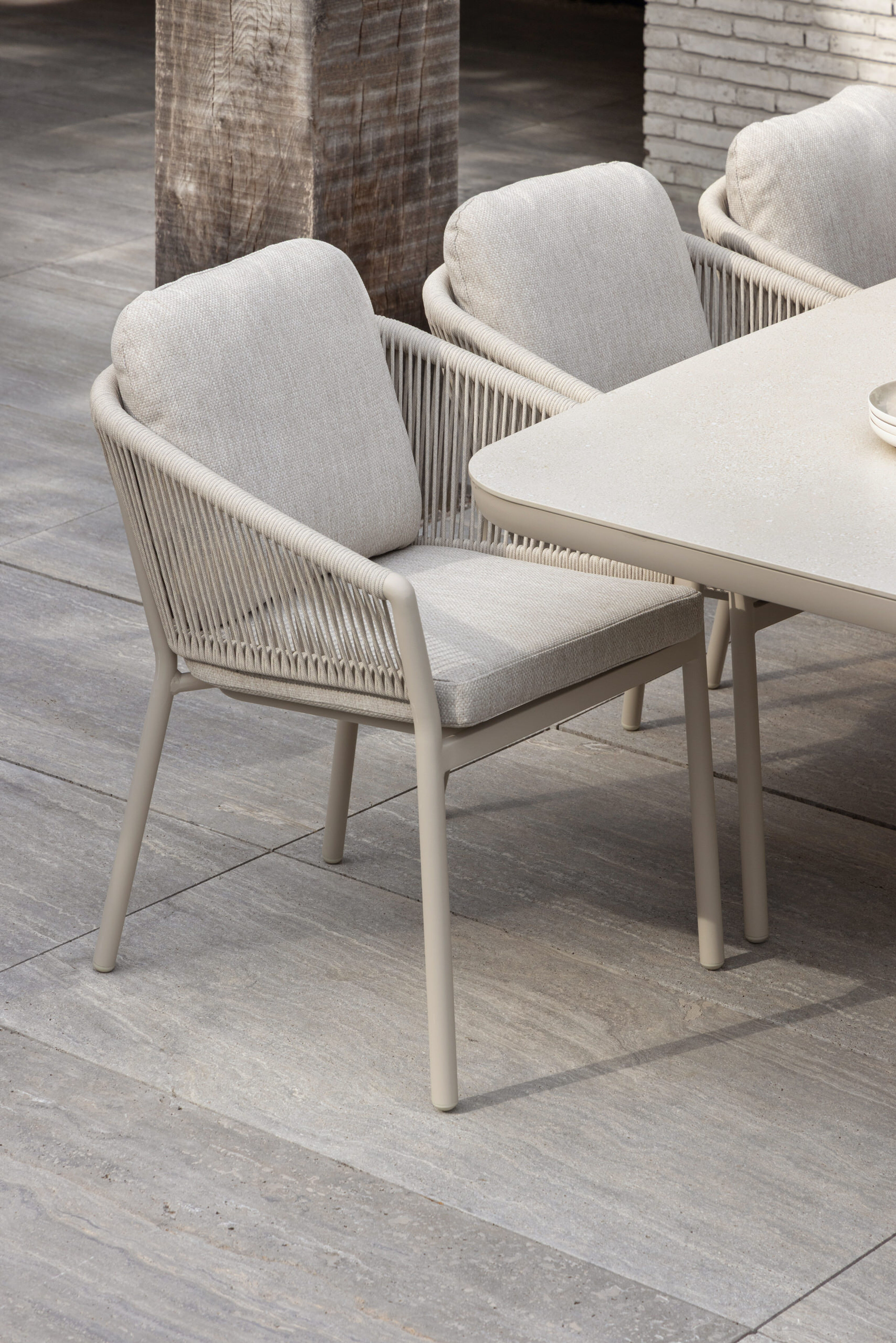 Chaise de jardin empilable Gerona en aluminium beige et corde ronde tissée verticalement beige avec coussin en Weather+ Softtouch Rustic