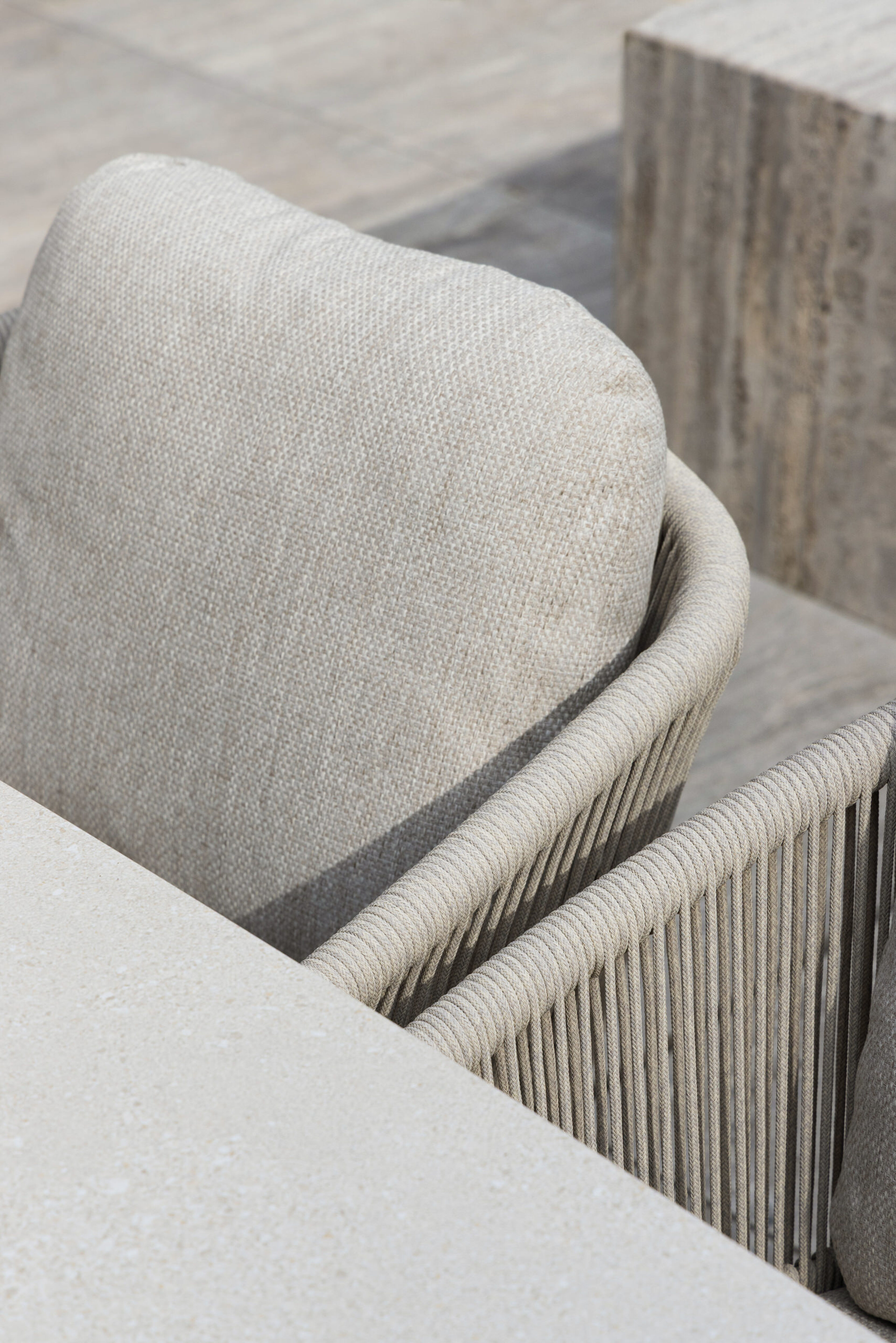 Chaise de jardin empilable Gerona en aluminium beige et corde ronde tissée verticalement beige avec coussin en Weather+ Softtouch Rustic