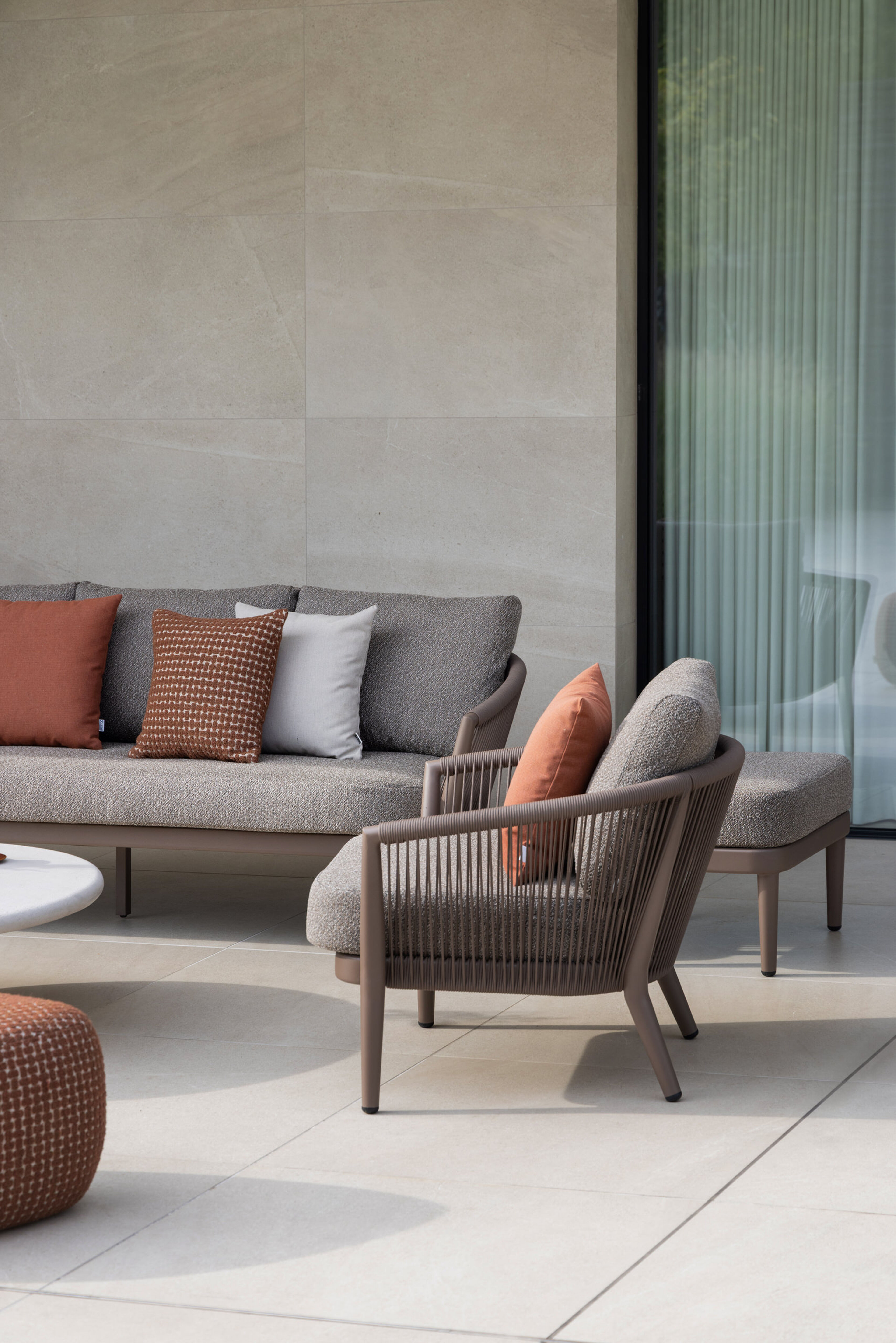 Orso loungeset in taupe aluminiumen zwart verticaal geweven ronde rope met Savane Coconut all weather sunbrella® luxe kussen