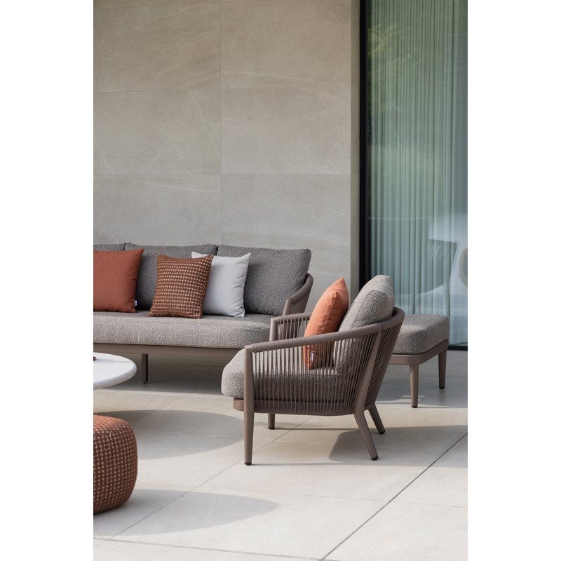 Orso loungeset in taupe aluminiumen zwart verticaal geweven ronde rope met Wander Gobi all weather sunbrella® luxe kussen