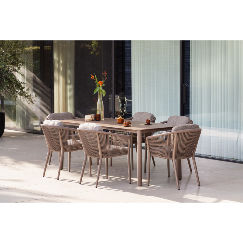 Orso stapelbare tuinstoel in taupe aluminium en taupe verticaal geweven ronde rope met stoelkussen in All Weather Sunbrella® Luxe Savane Coconut
