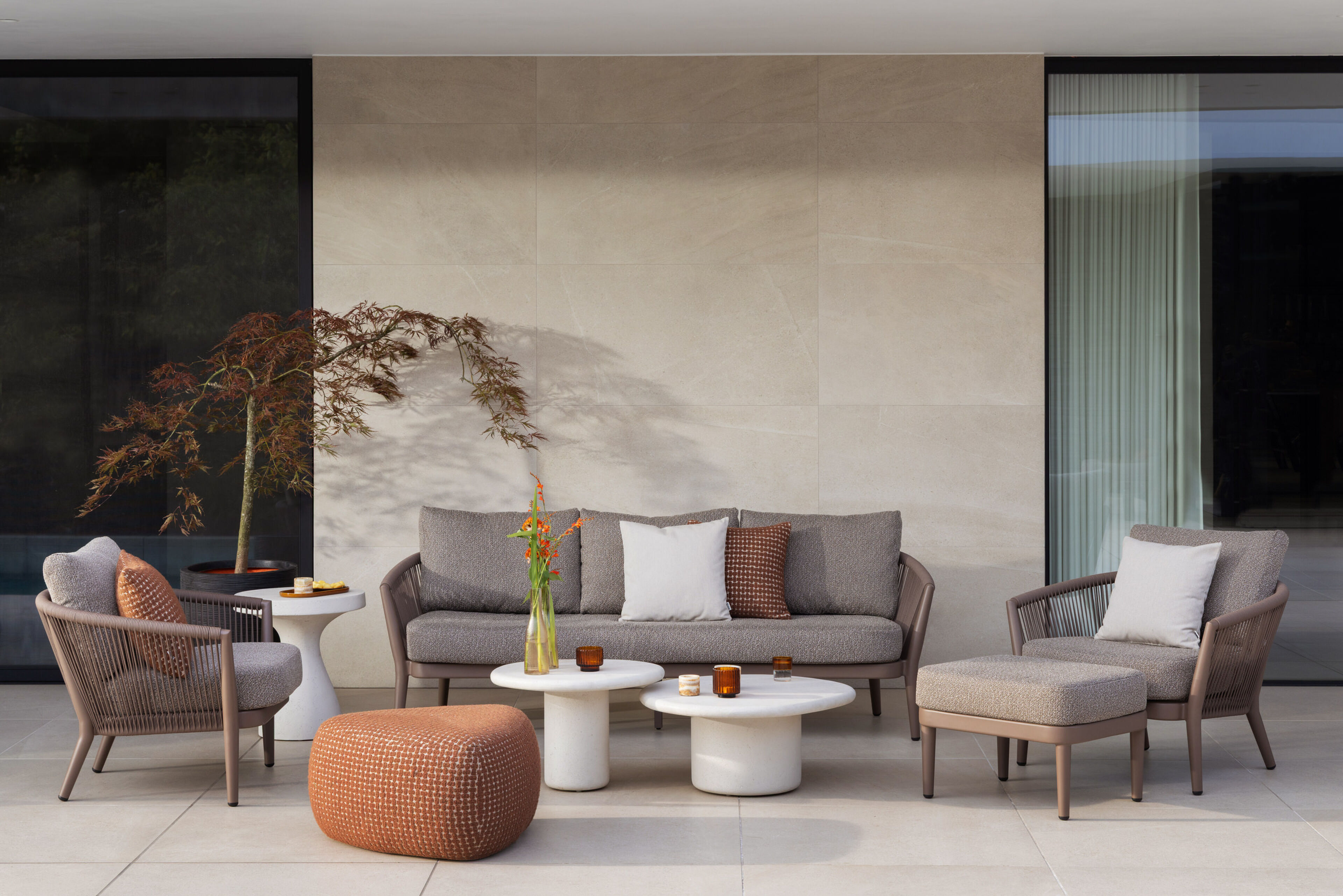 Orso loungeset in taupe aluminiumen zwart verticaal geweven ronde rope met Savane Coconut all weather sunbrella® luxe kussen