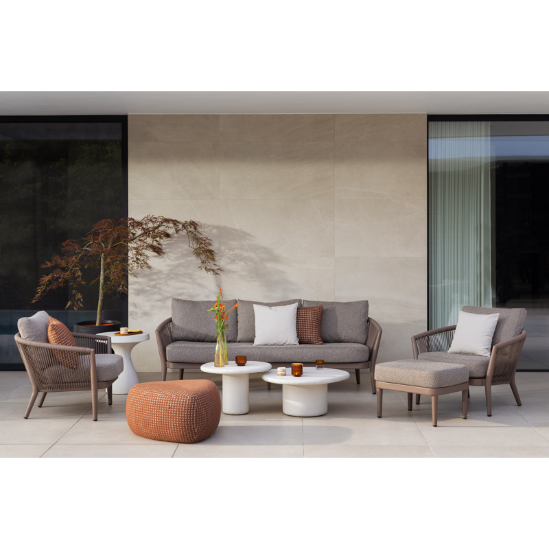 Orso loungeset in taupe aluminiumen zwart verticaal geweven ronde rope met Wander Gobi all weather sunbrella® luxe kussen
