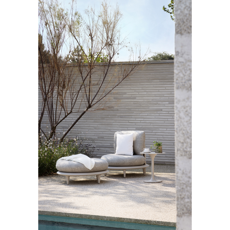 Bomero poef in beige aluminium met tundra sand all weather sunbrella® luxe kussen