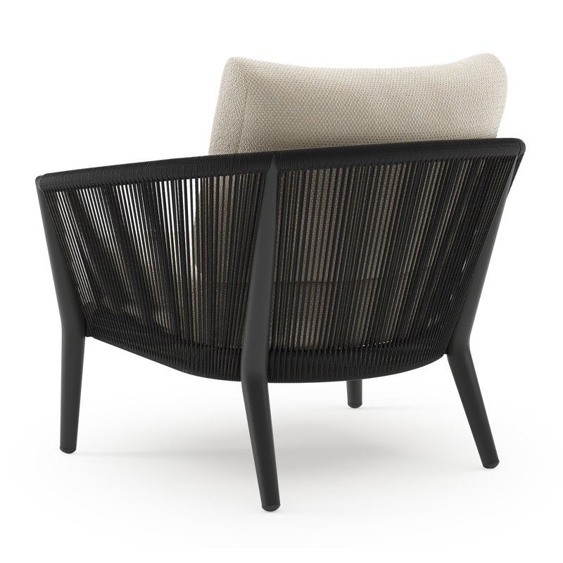Orso loungestoel in zwart aluminium en zwart verticaal geweven ronde rope met Althea Off White all weather cosytica kussen