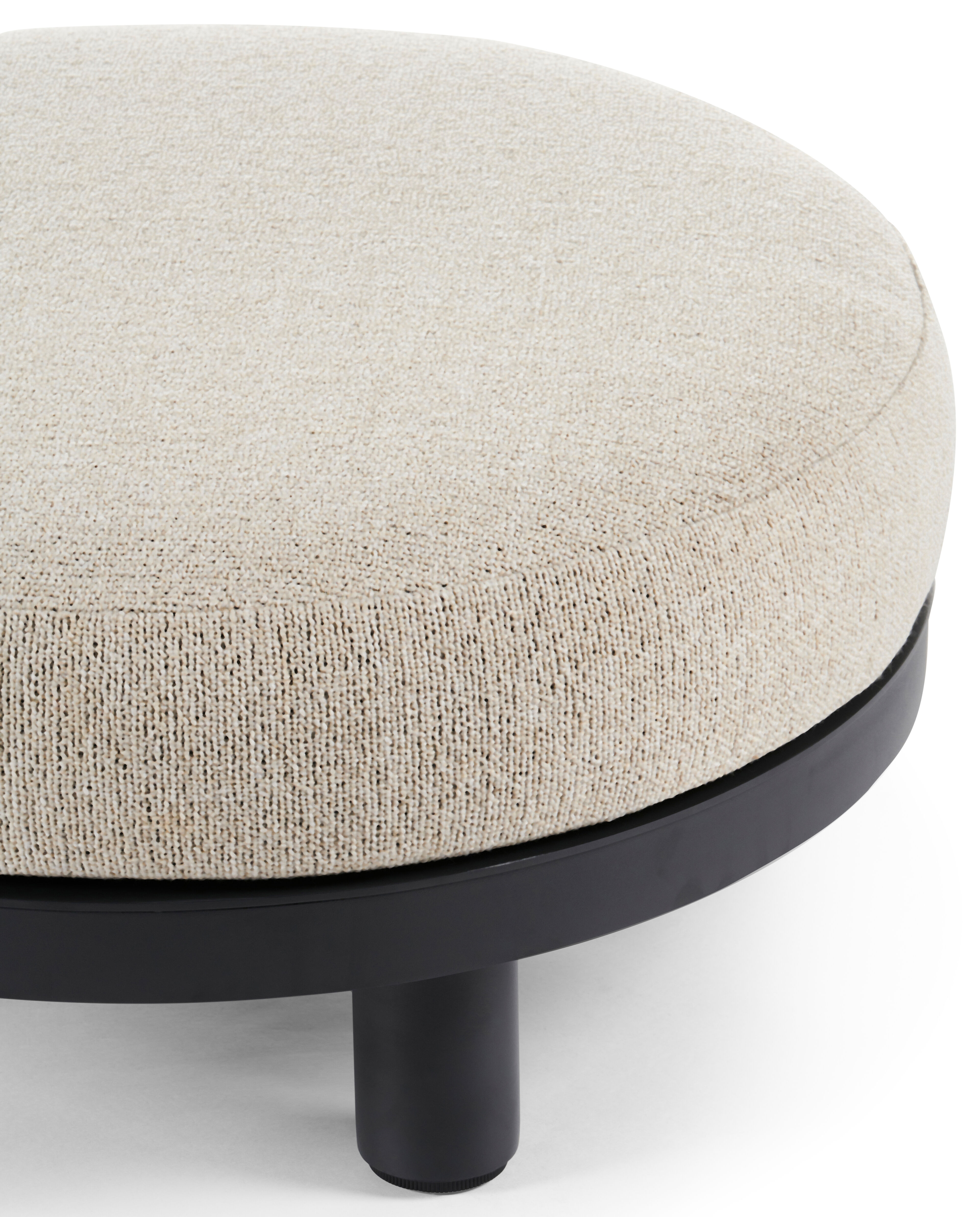 Donato poef in zwart aluminium met marbella beige all weather cosytica kussen