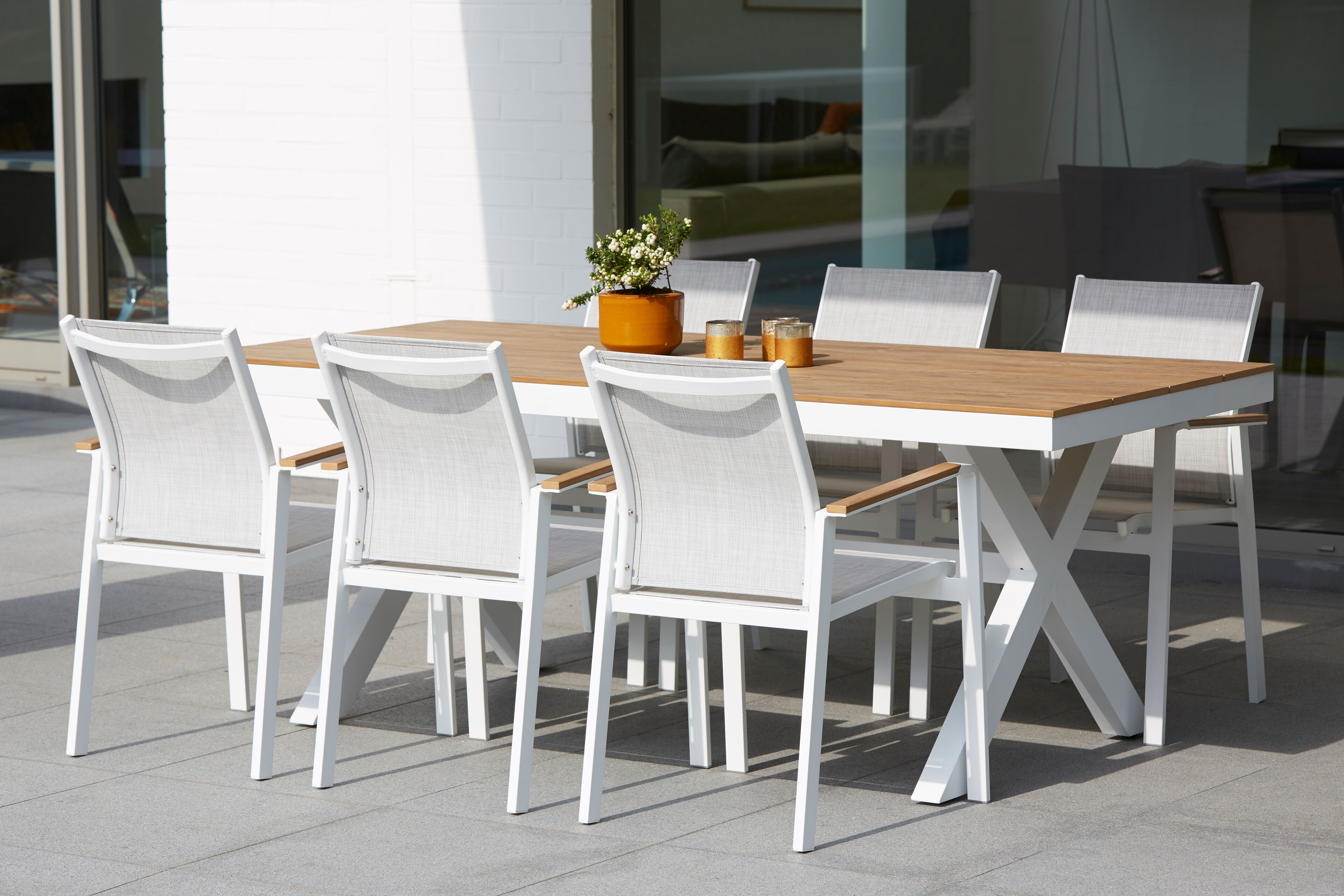 Bahia stapelbare tuinstoel in wit aluminium en grijs textilene en polywood armleuning