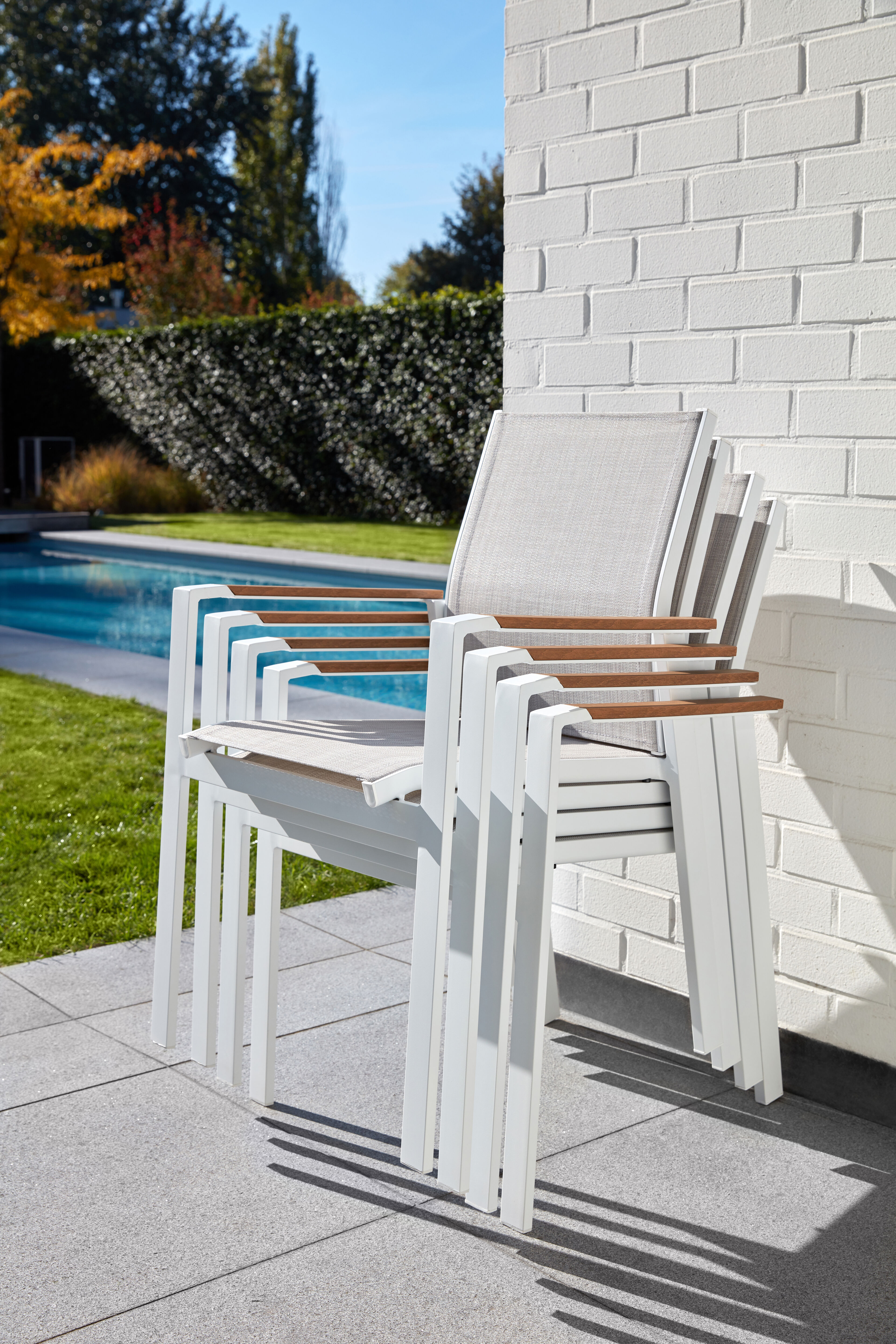 Ensemble de jardin Bahia en aluminium blanc avec plateau de table en polywood et 6 chaises de jardin empilables Bahia