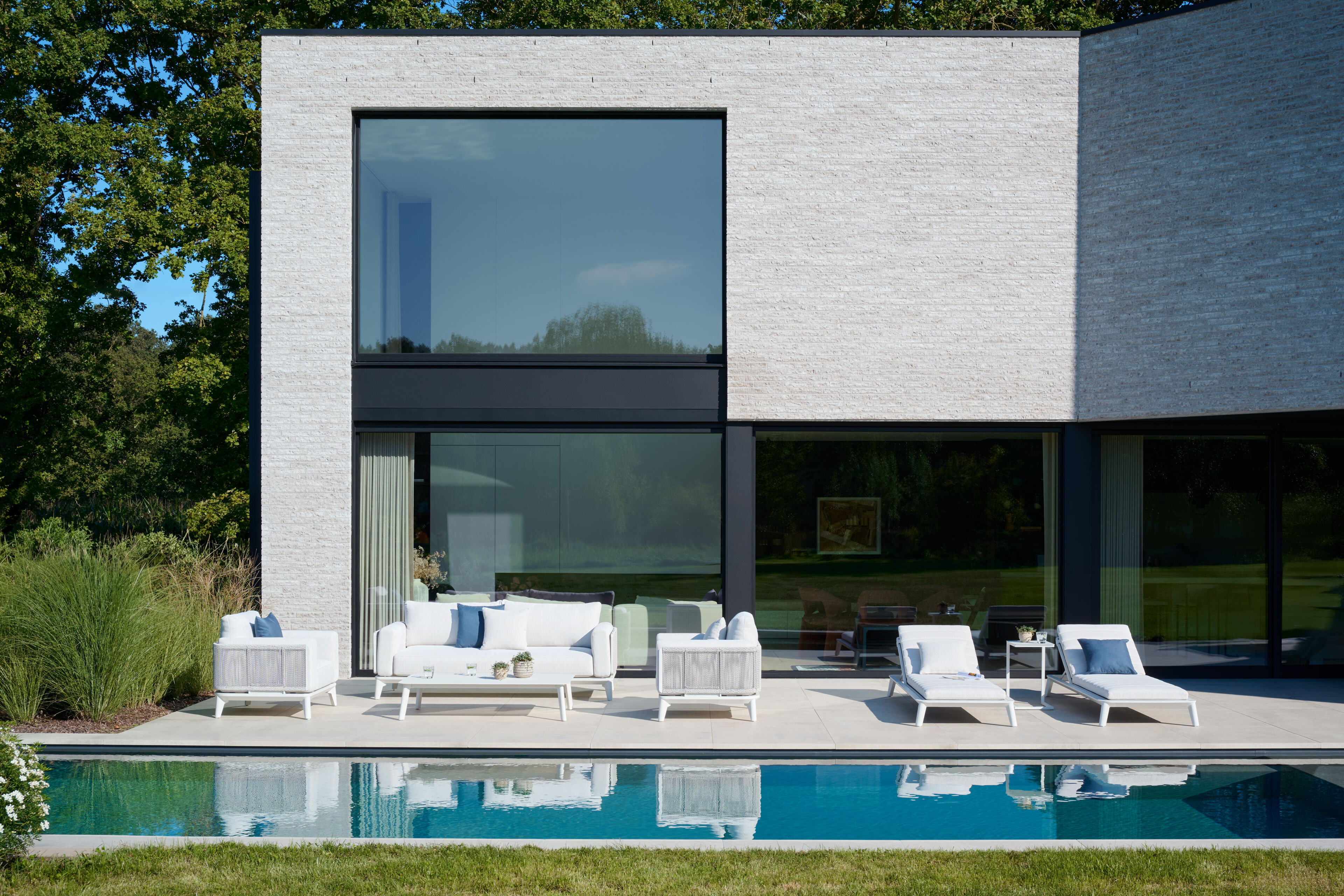 Mosa loungeset in wit aluminium en wit-grijs gedraaide ronde wicker met sand weather+ softtouch kussens