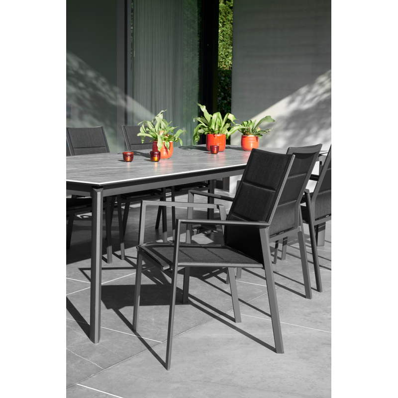 Cirello stapelbare tuinstoel in zwart aluminium en zwart comfort textilene