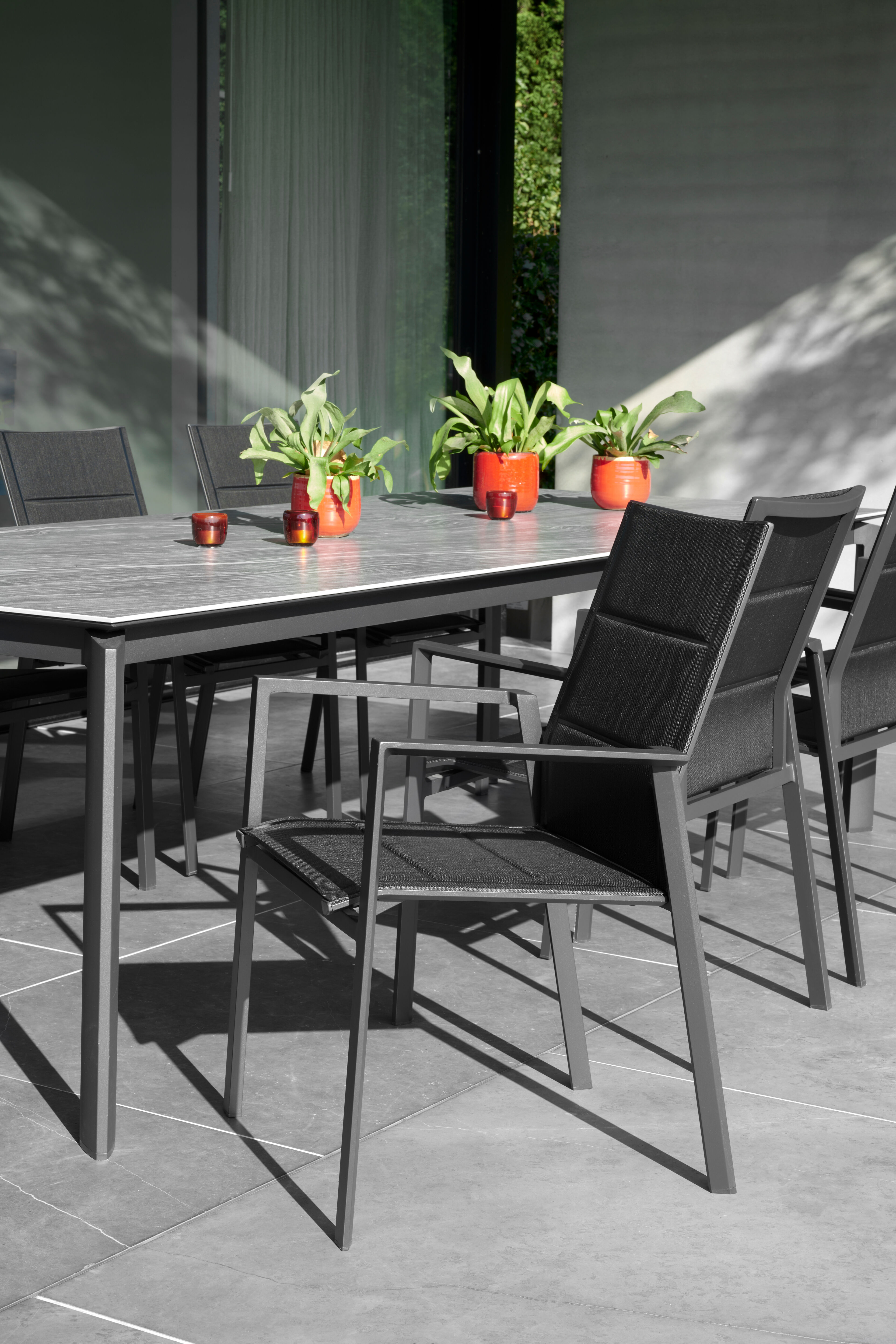 Cirello stapelbare tuinstoel in zwart aluminium en zwart comfort textilene