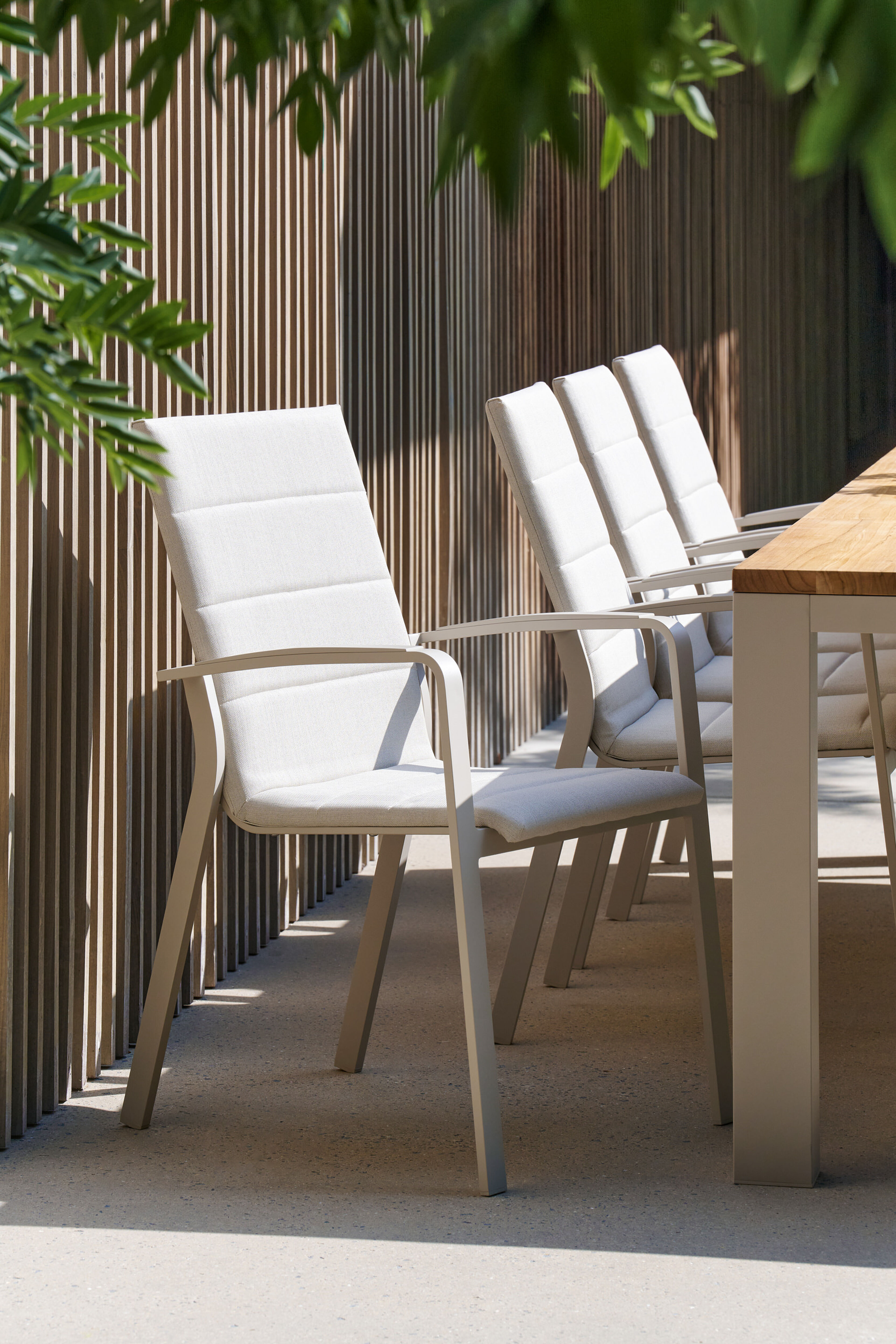 Lioni stapelbare tuinstoel in beige aluminium en beige dubbele luxe textilene