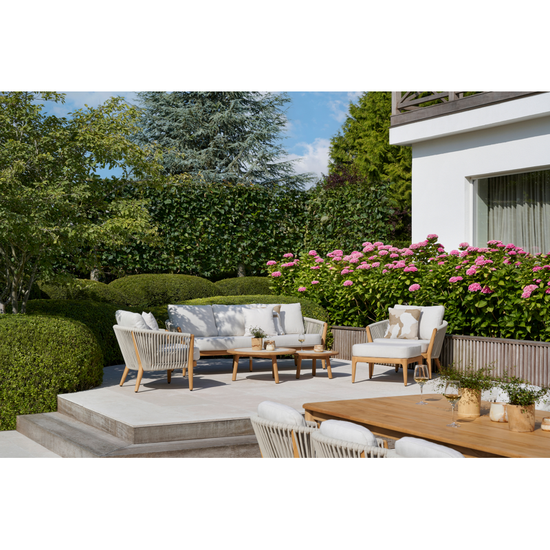 Orso loungebank in teak en beige verticaal geweven luxe vlakke rope met Slow Farafra all weather sunbrella® luxe kussen