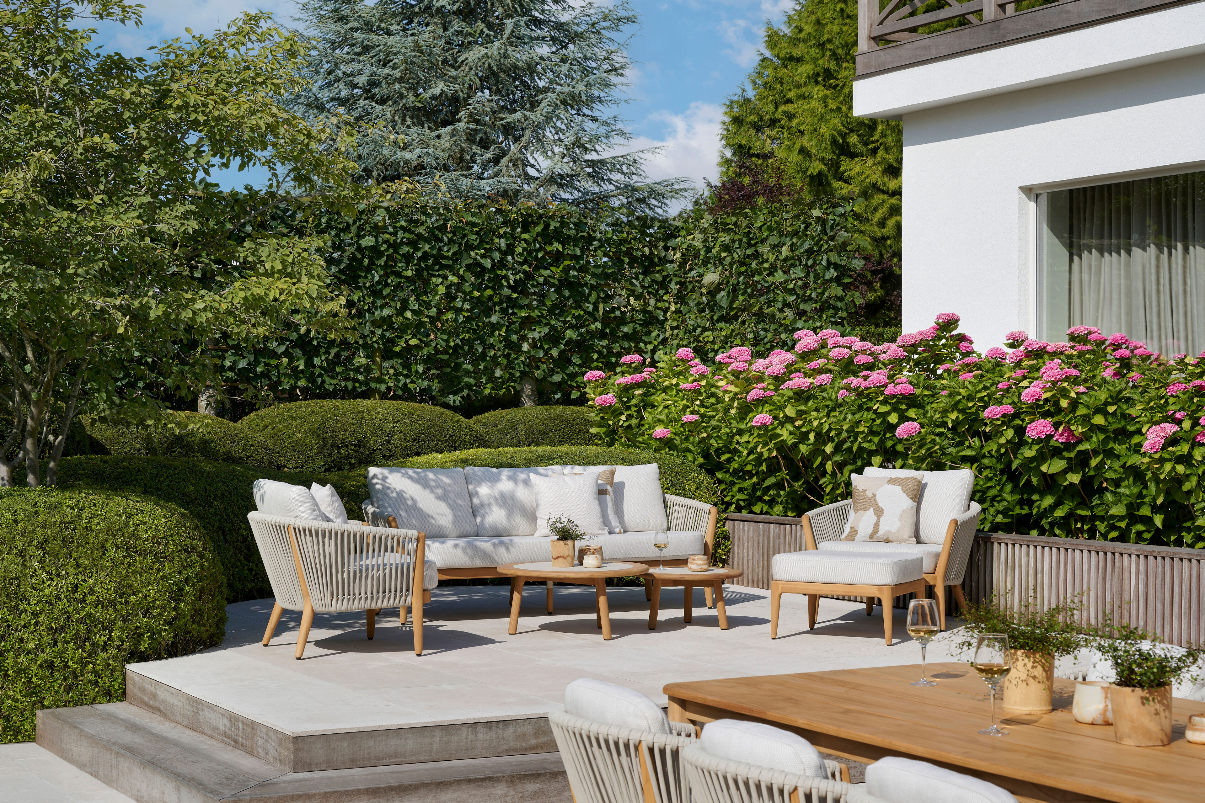 Orso loungebank in teak en beige verticaal geweven luxe vlakke rope met Chartres Pewter all weather sunbrella® luxe kussen