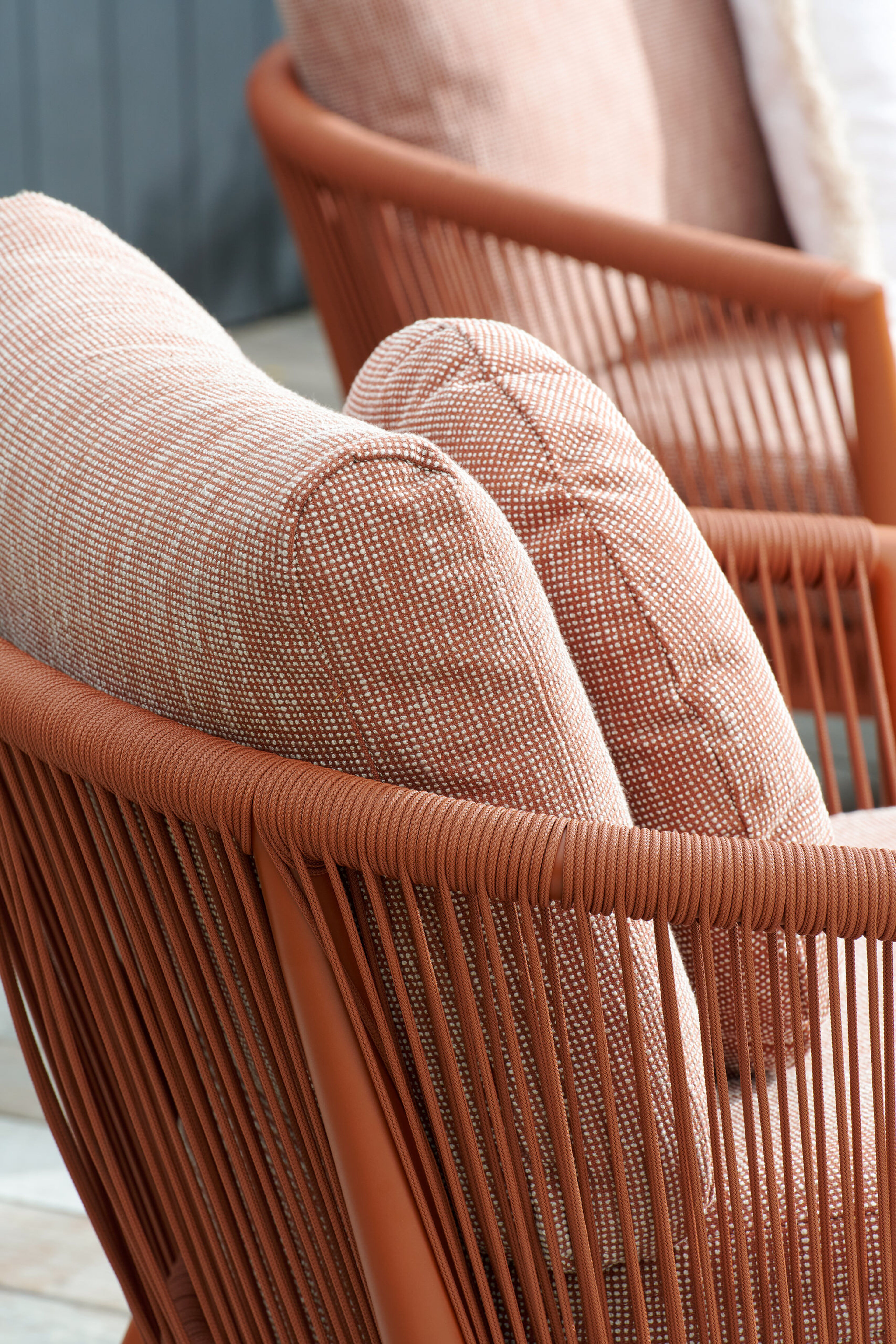 Orso loungeset in roestbruin aluminium en roestbruin verticaal geweven ronde rope met Slow Alezan all weather sunbrella® luxe kussen