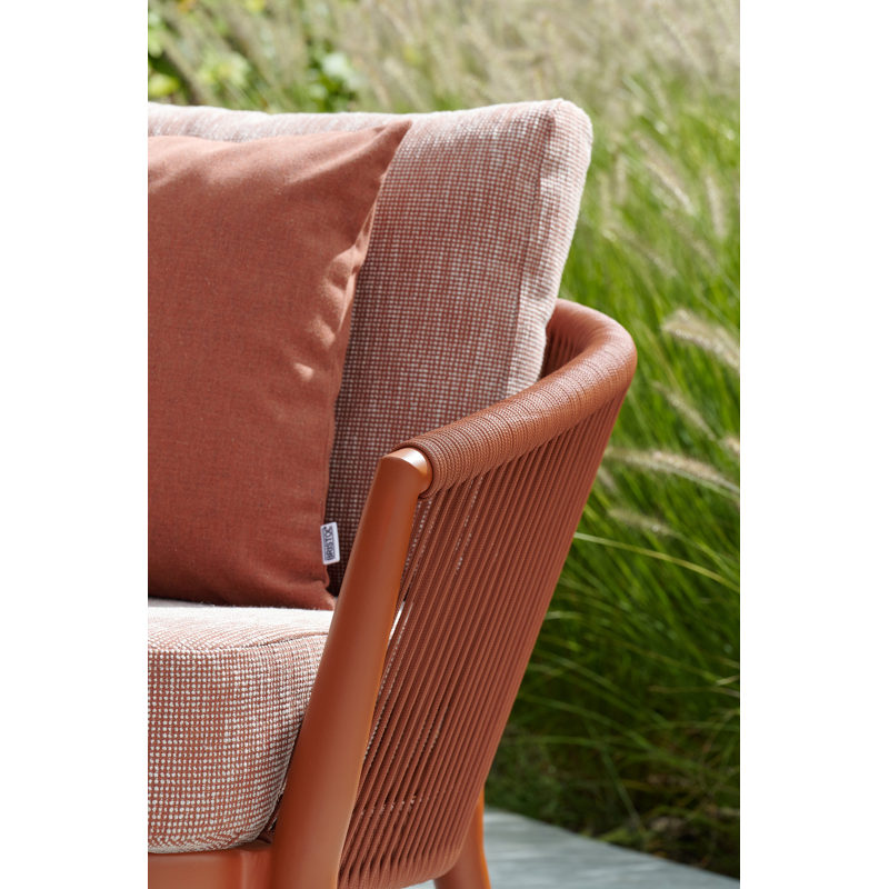 Orso loungebank in roestbruin aluminium en roestbruin verticaal geweven ronde rope met Althea Off White all weather cosytica kussen