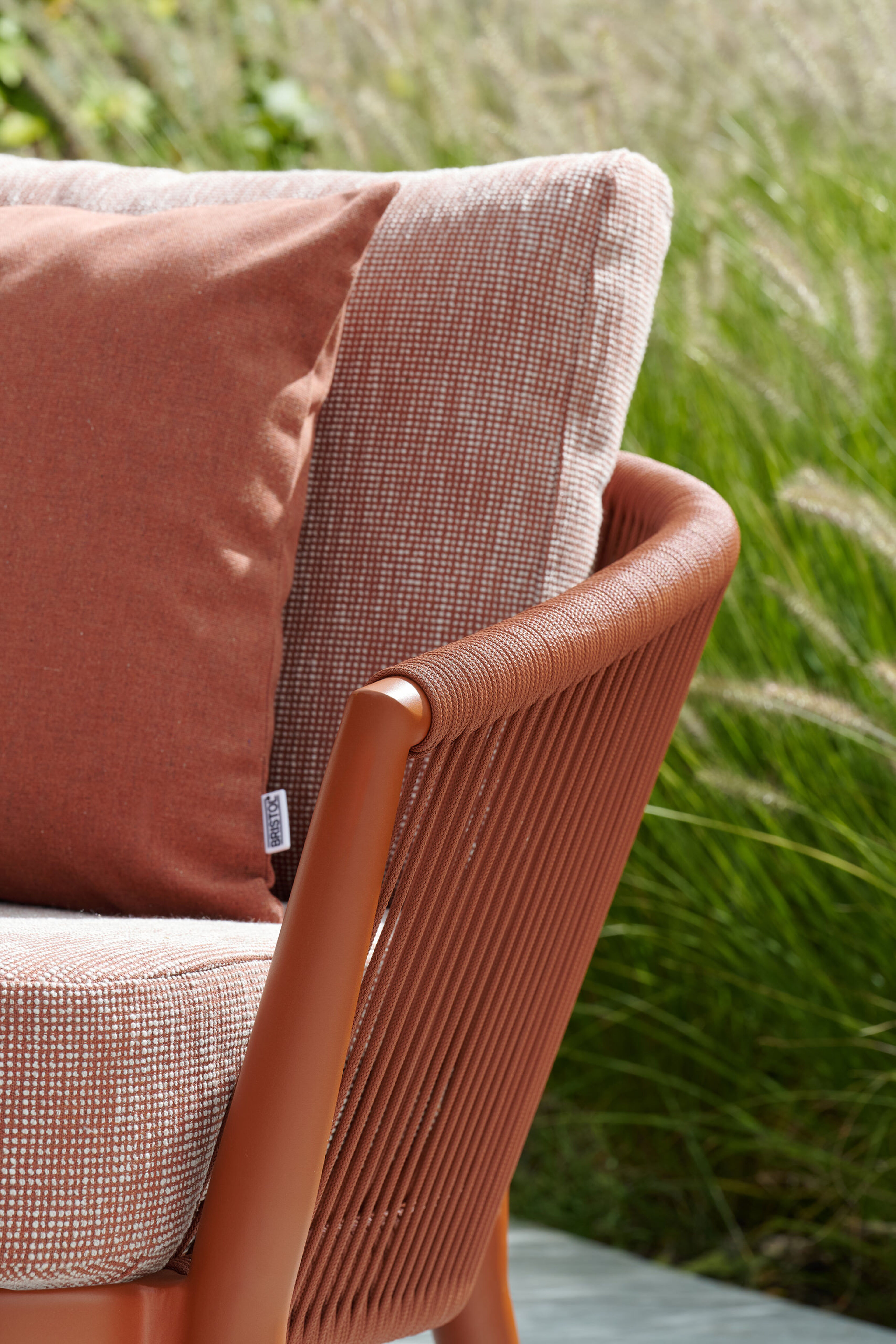 Orso loungeset in roestbruin aluminium en roestbruin verticaal geweven ronde rope met Slow Alezan all weather sunbrella® luxe kussen