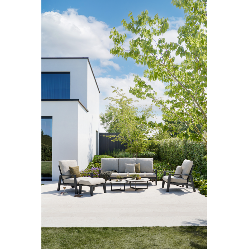 Cirello loungebank in zwart aluminium met slow farafra all weather sunbrella® luxe kussen