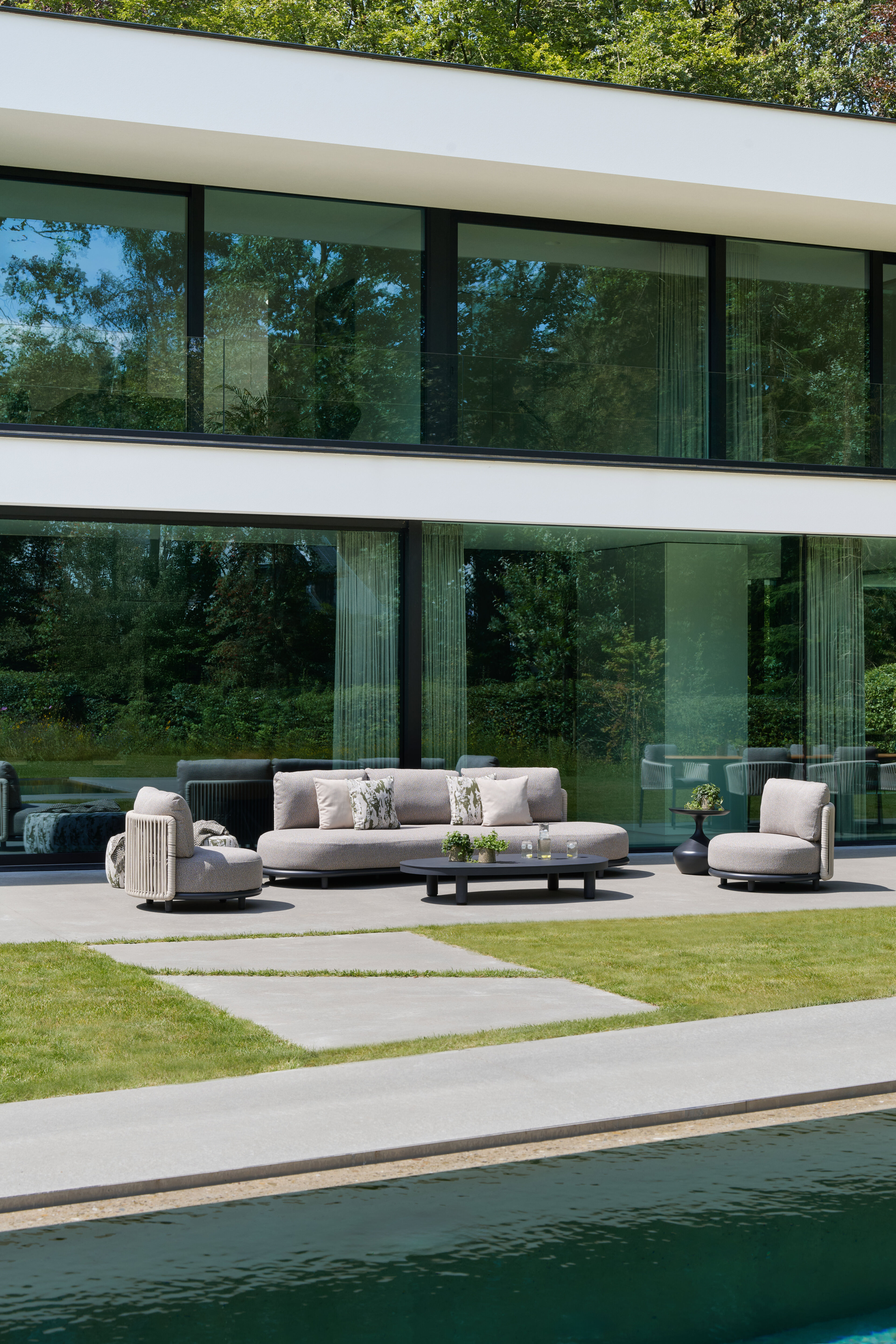 Lomano loungebank in zwart aluminium en beige verticaal geweven luxe vlakke rope met Wander Granite all weather sunbrella® luxe