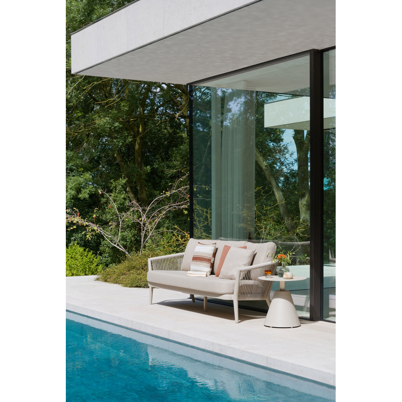 Orso loungebank in beige aluminium en beige verticaal geweven ronde rope met Lopi Coconut all weather sunbrella® luxe kussen