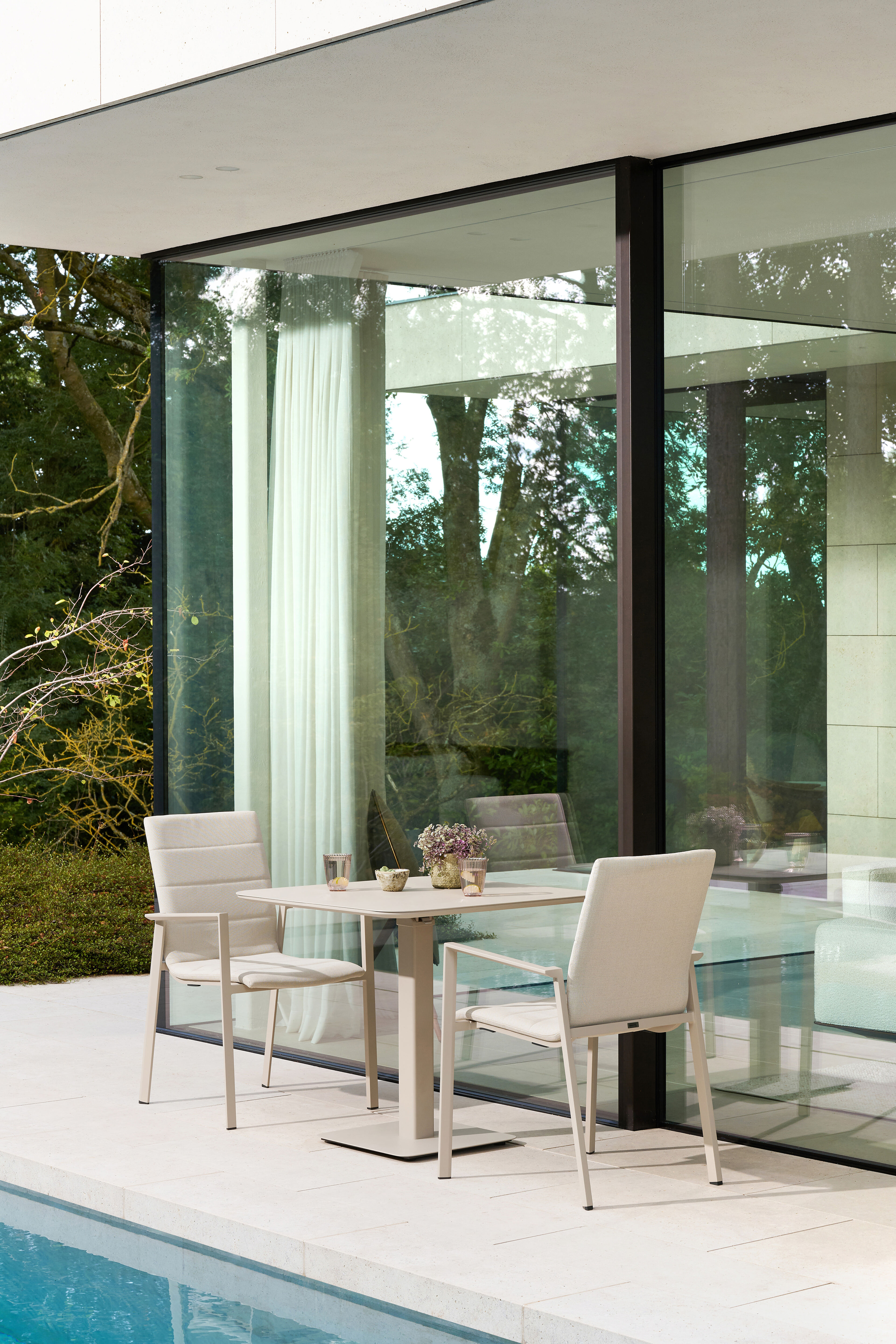 Cirello tuinstoel in beige aluminium en beige luxe textilene