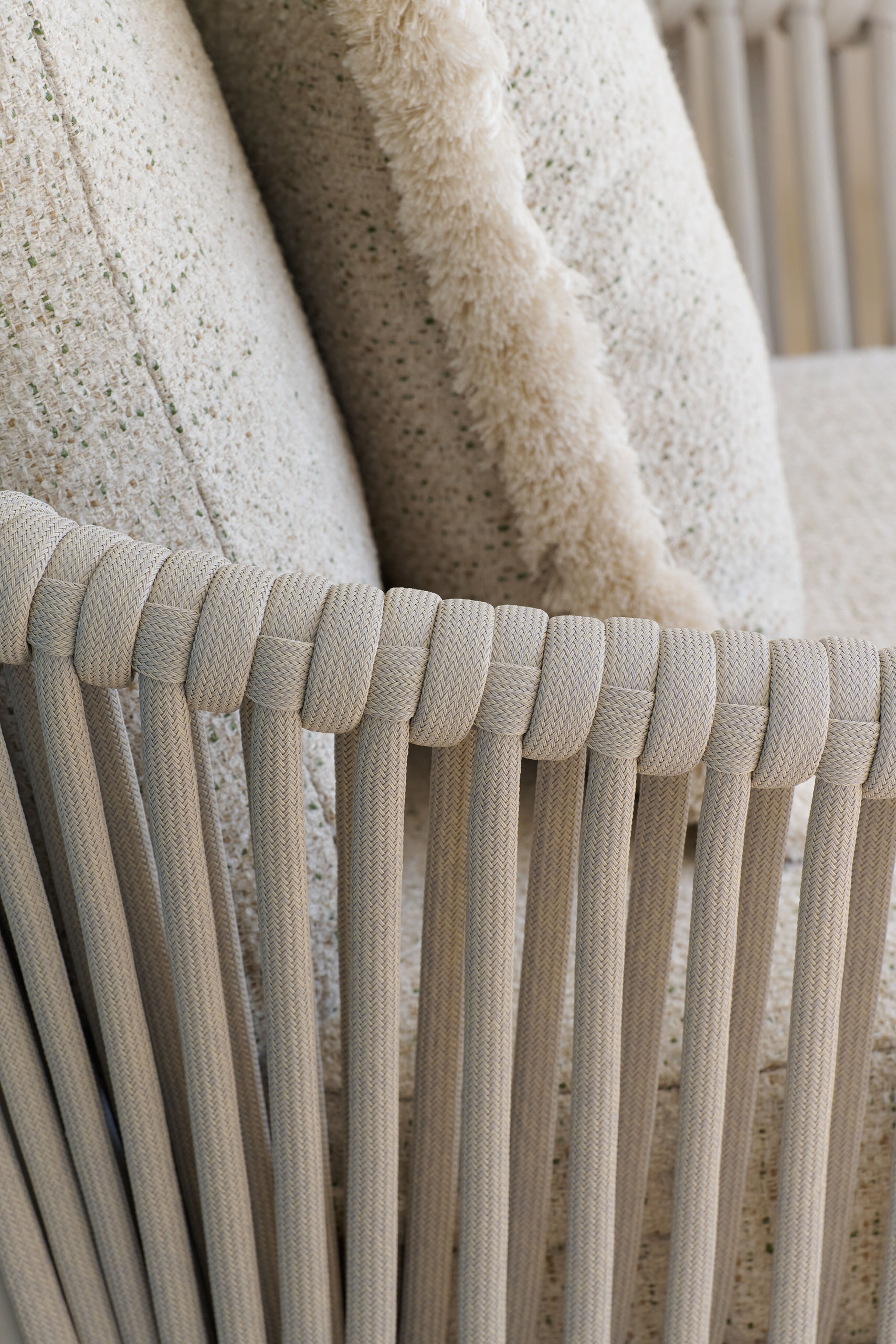 Orso loungebank in beige aluminium en beige verticaal geweven luxe vlakke rope met Chartres Pewter all weather sunbrella® luxe kussen