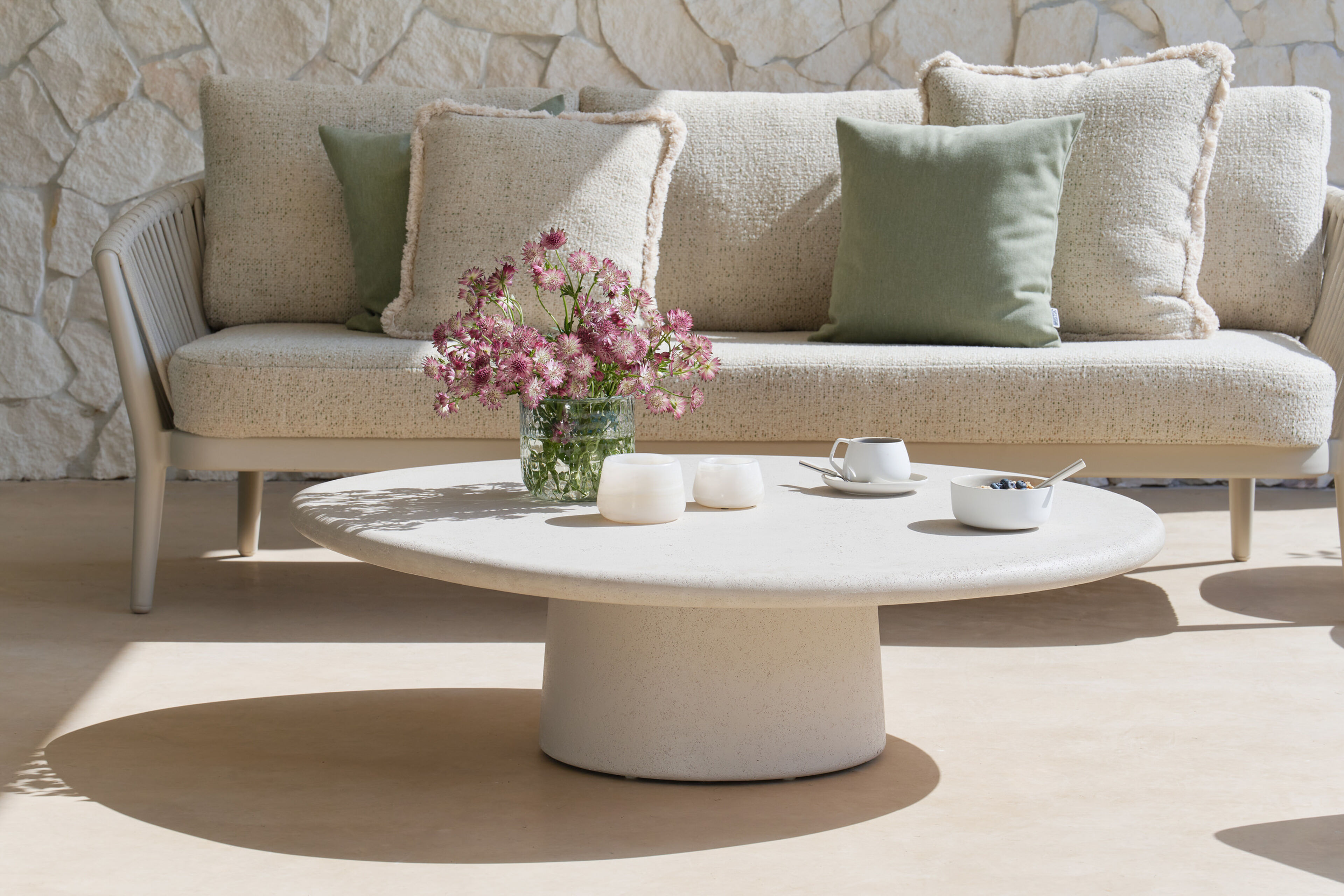 Orso loungebank in beige aluminium en beige verticaal geweven luxe vlakke rope met Chartres Pewter all weather sunbrella® luxe kussen
