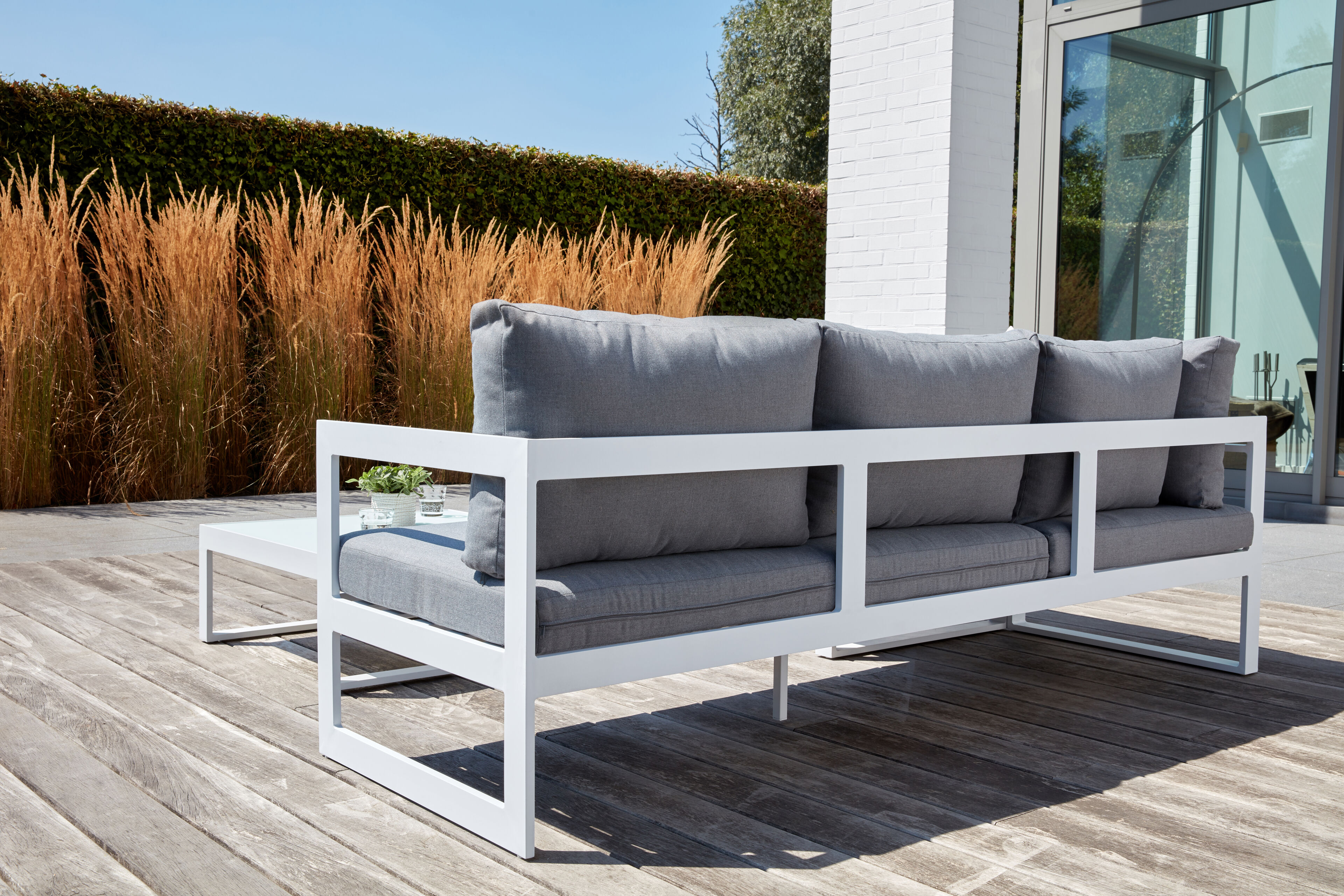 Caldela loungehoek in wit aluminium met grijs polyester kussens en loungetafel