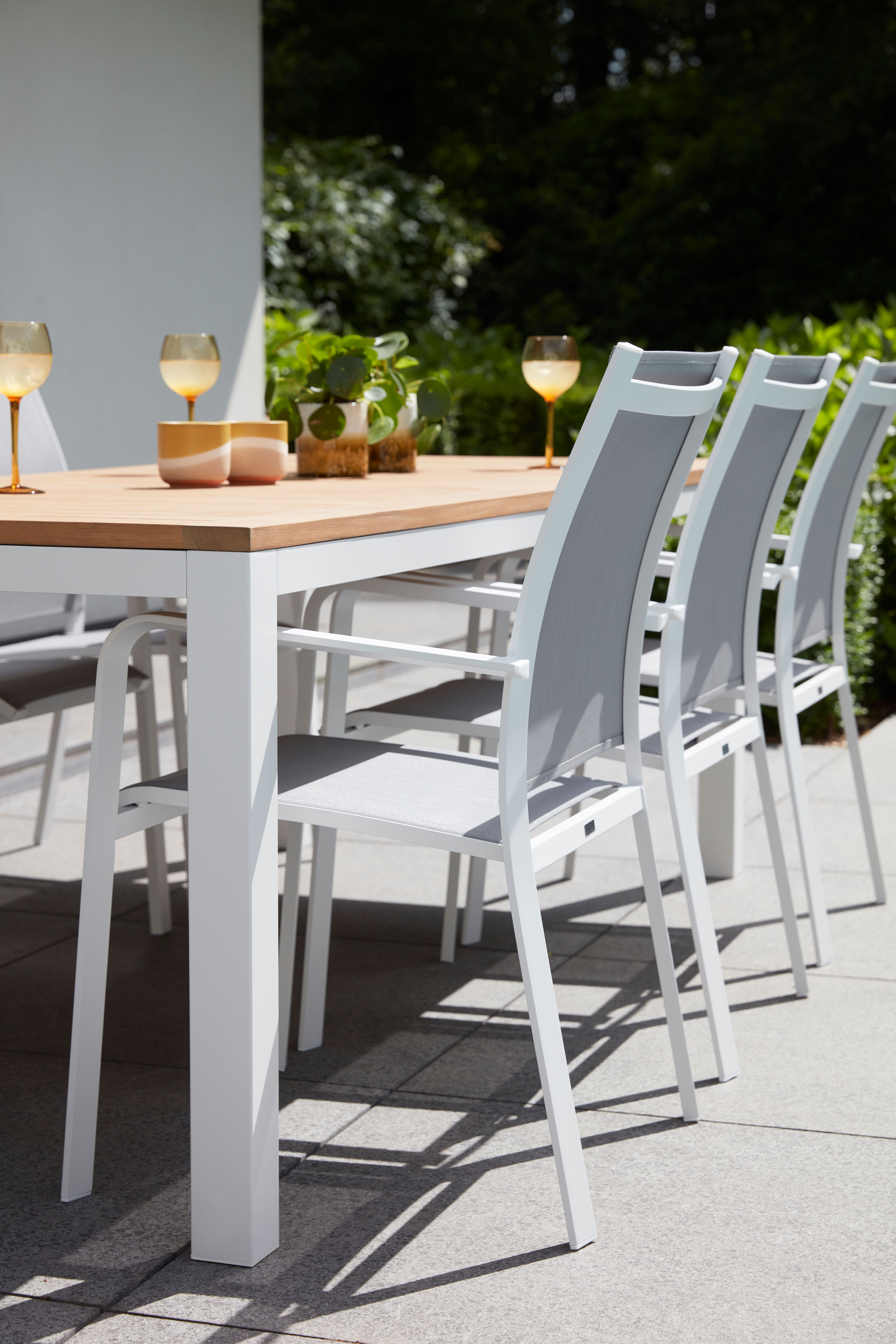 Calobra stapelbare tuinstoel in wit aluminium en grijs textilene