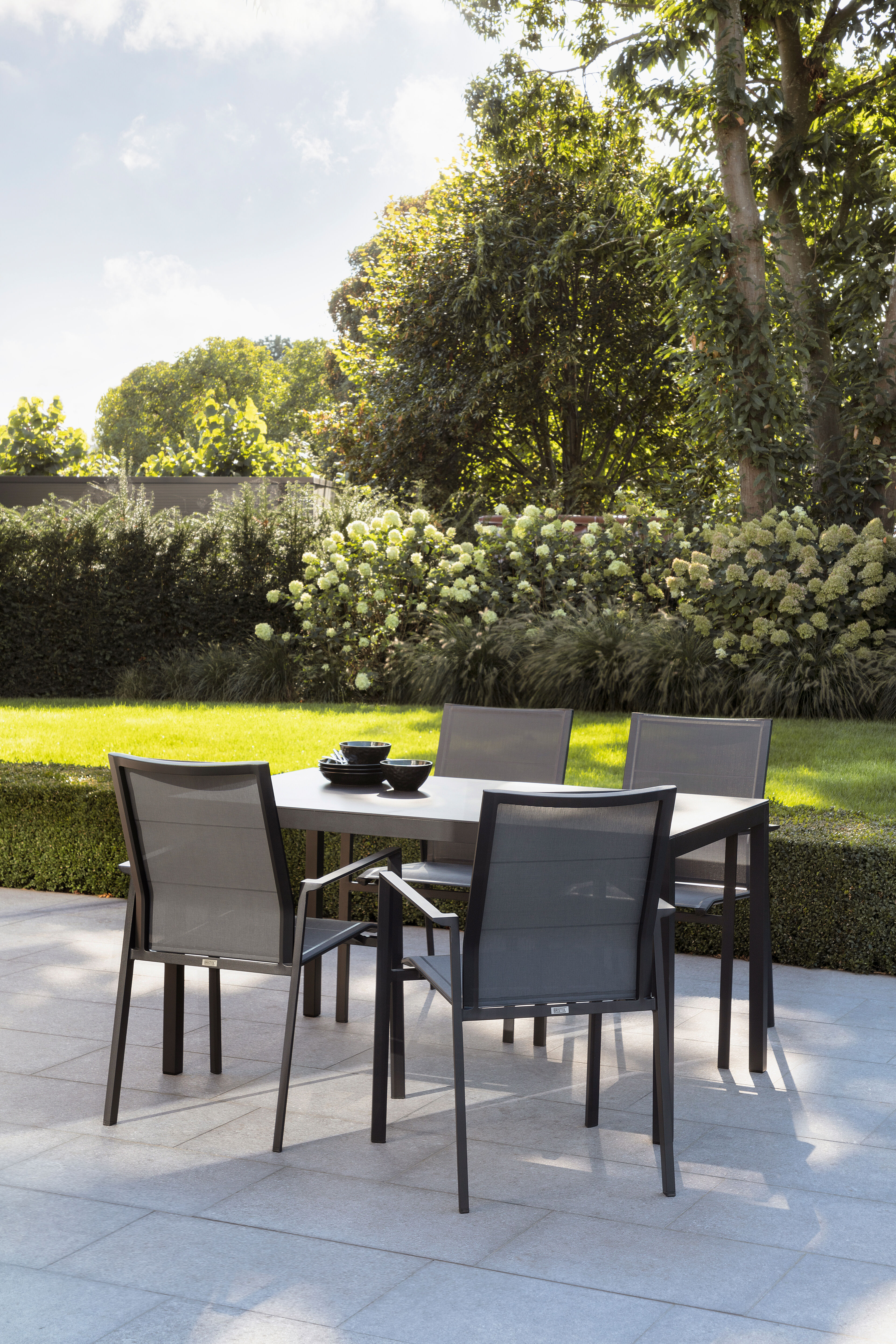 Chaise de jardin empilable Cirello in aluminium noir et textilène gris