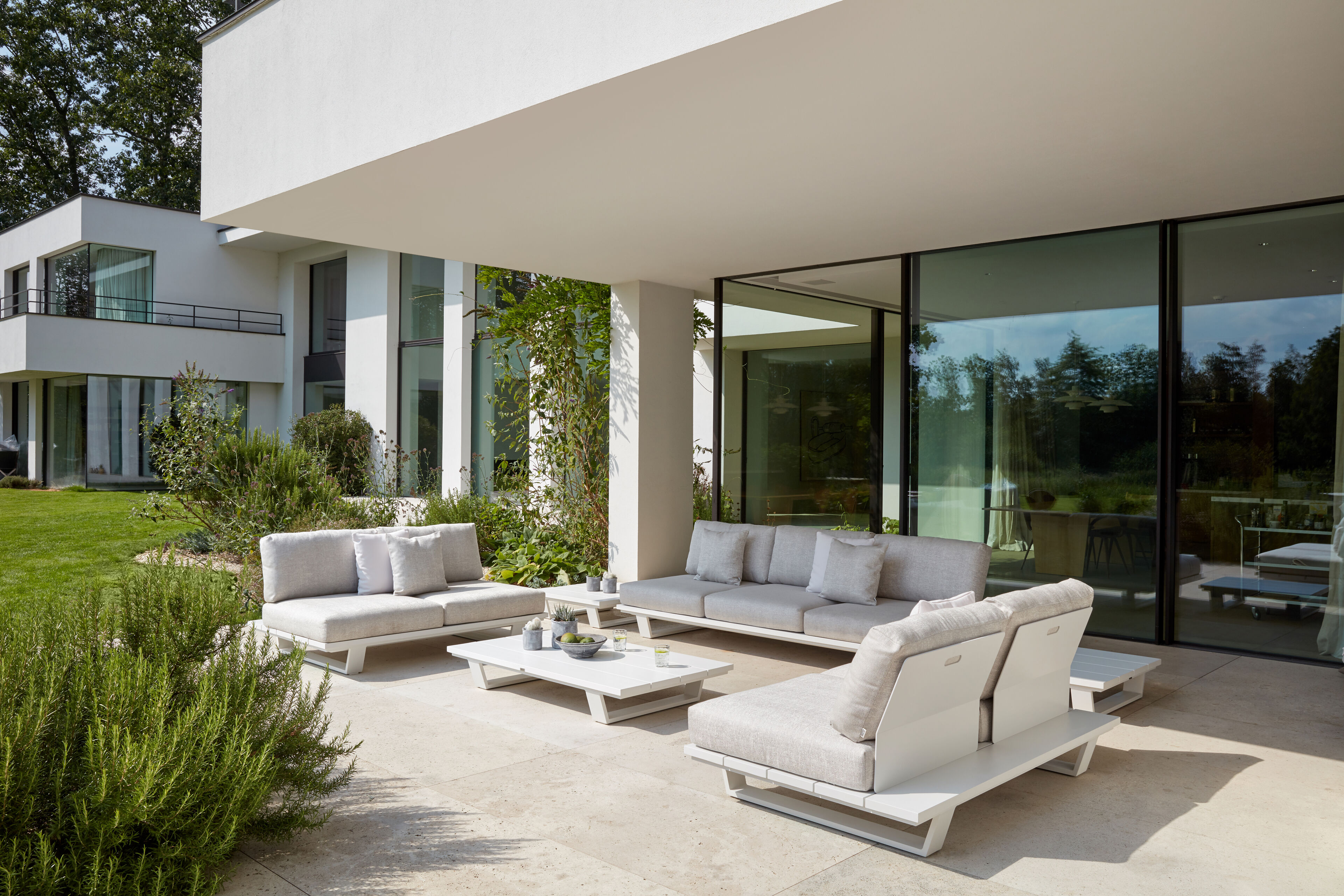 Canapé de jardin Pagino en aluminium blanc et coussins en all weather sunbrella® luxe natte grey chine