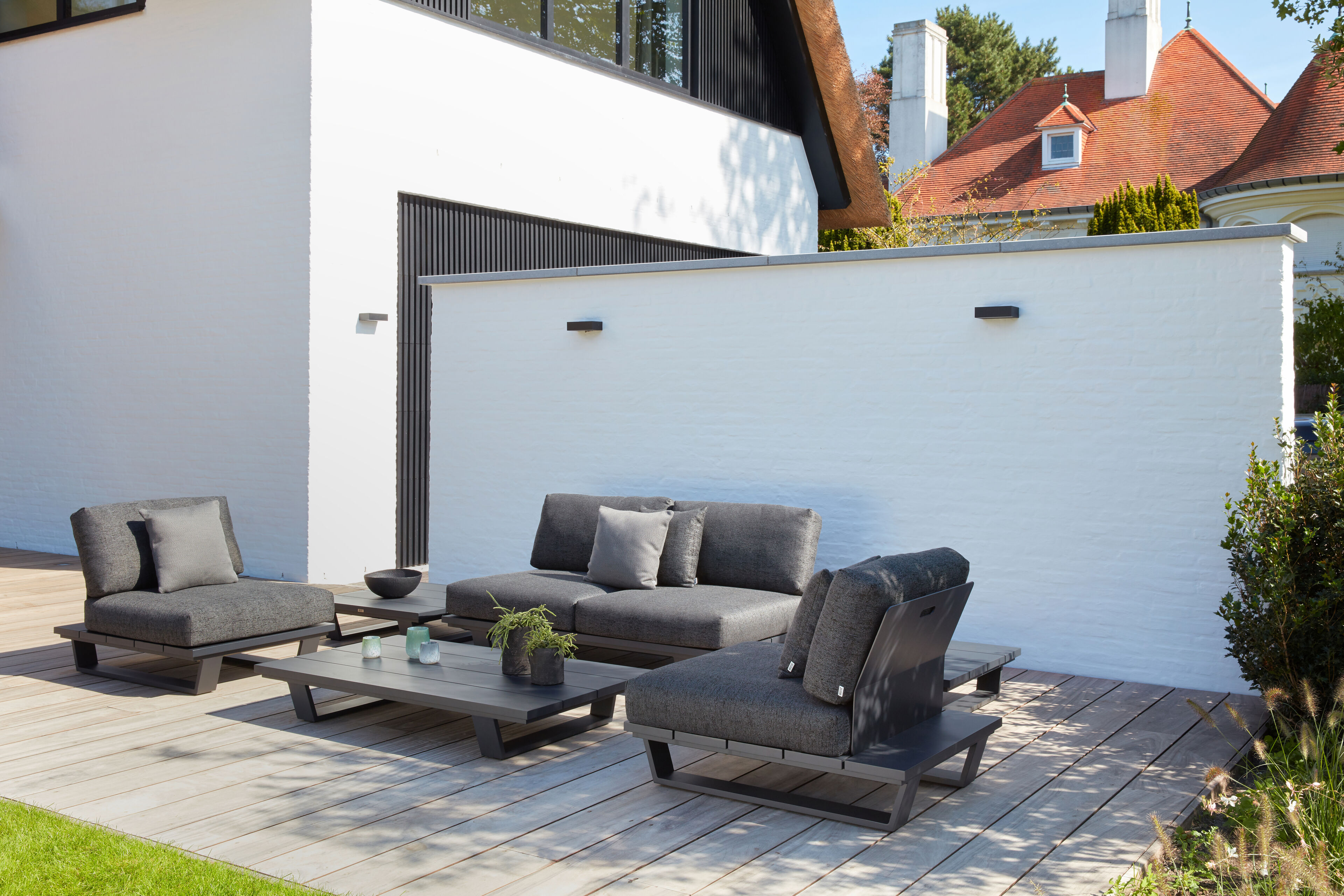 Canapé de jardin Pagino en aluminium noir et coussins en all weather sunbrella® luxe natte dark taupe