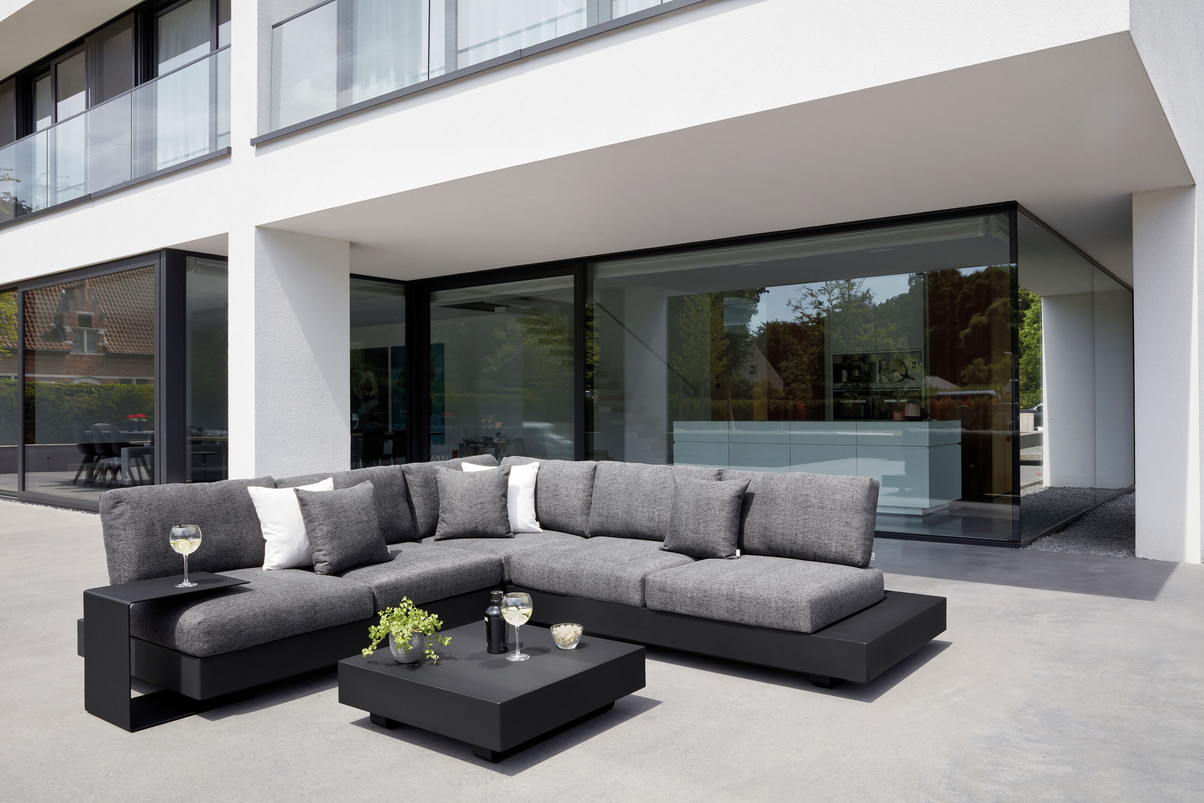 Table d'appoint Tufo en aluminium noir - Lg. 40 x Lrg. 47 x Haut. 45 cm