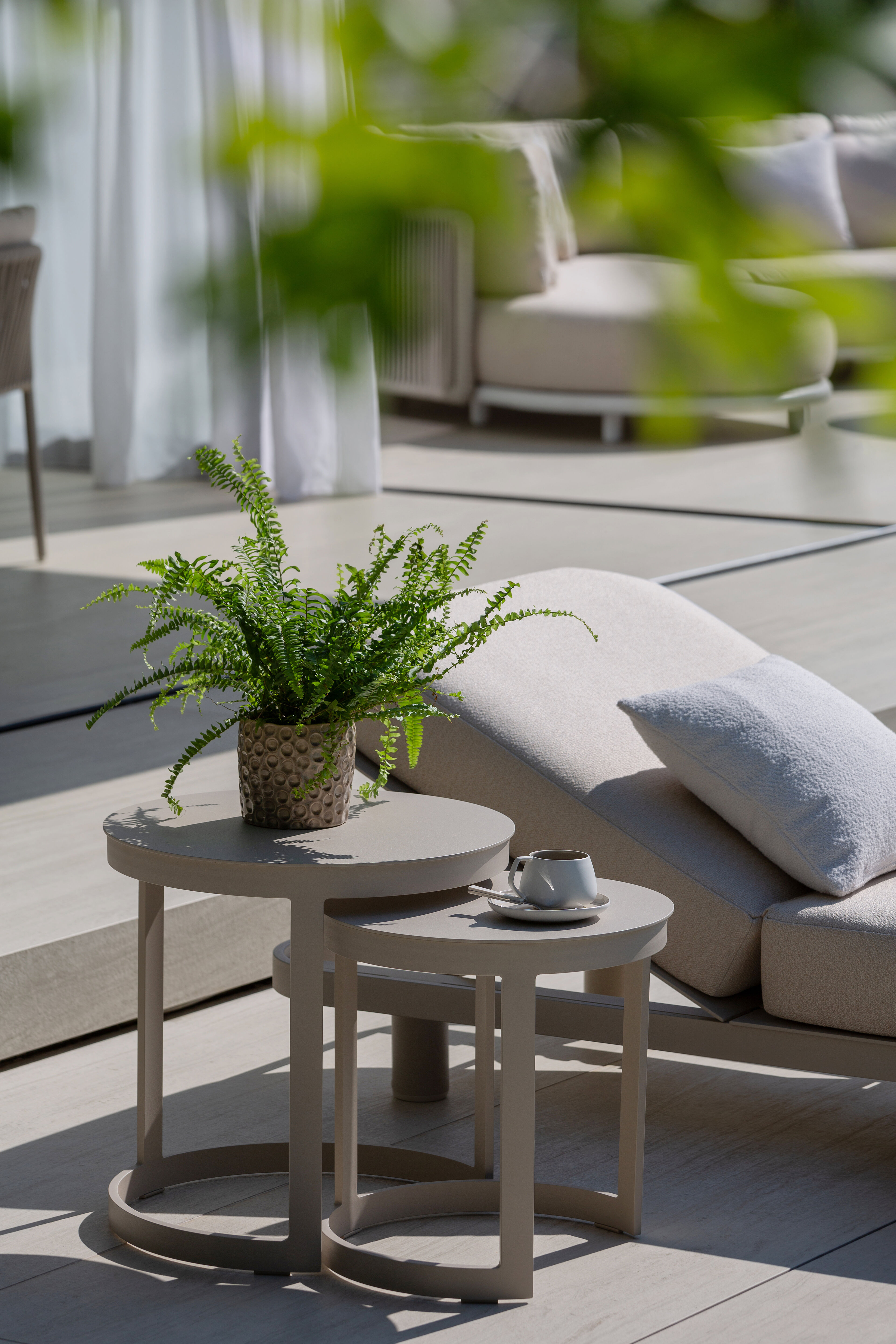 Enna loungetafels in beige aluminium - Dia. 44 x H. 64 cm + Dia. 52 x H. 52cm - Dia. 44 x H 64 cm + Dia. 52 x H 52cm