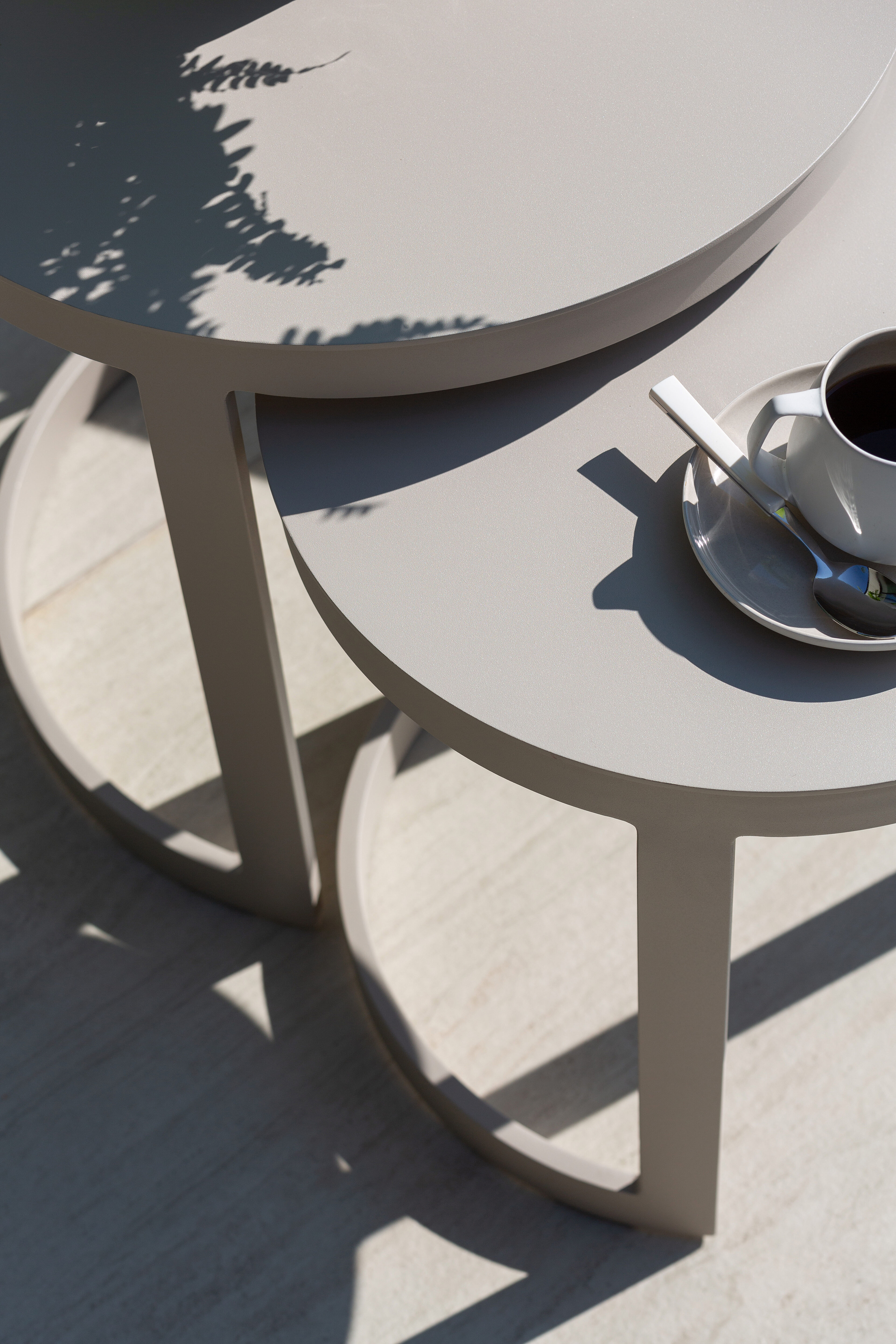 Enna loungetafels in beige aluminium - Dia. 44 x H. 64 cm + Dia. 52 x H. 52cm - Dia. 44 x H 64 cm + Dia. 52 x H 52cm