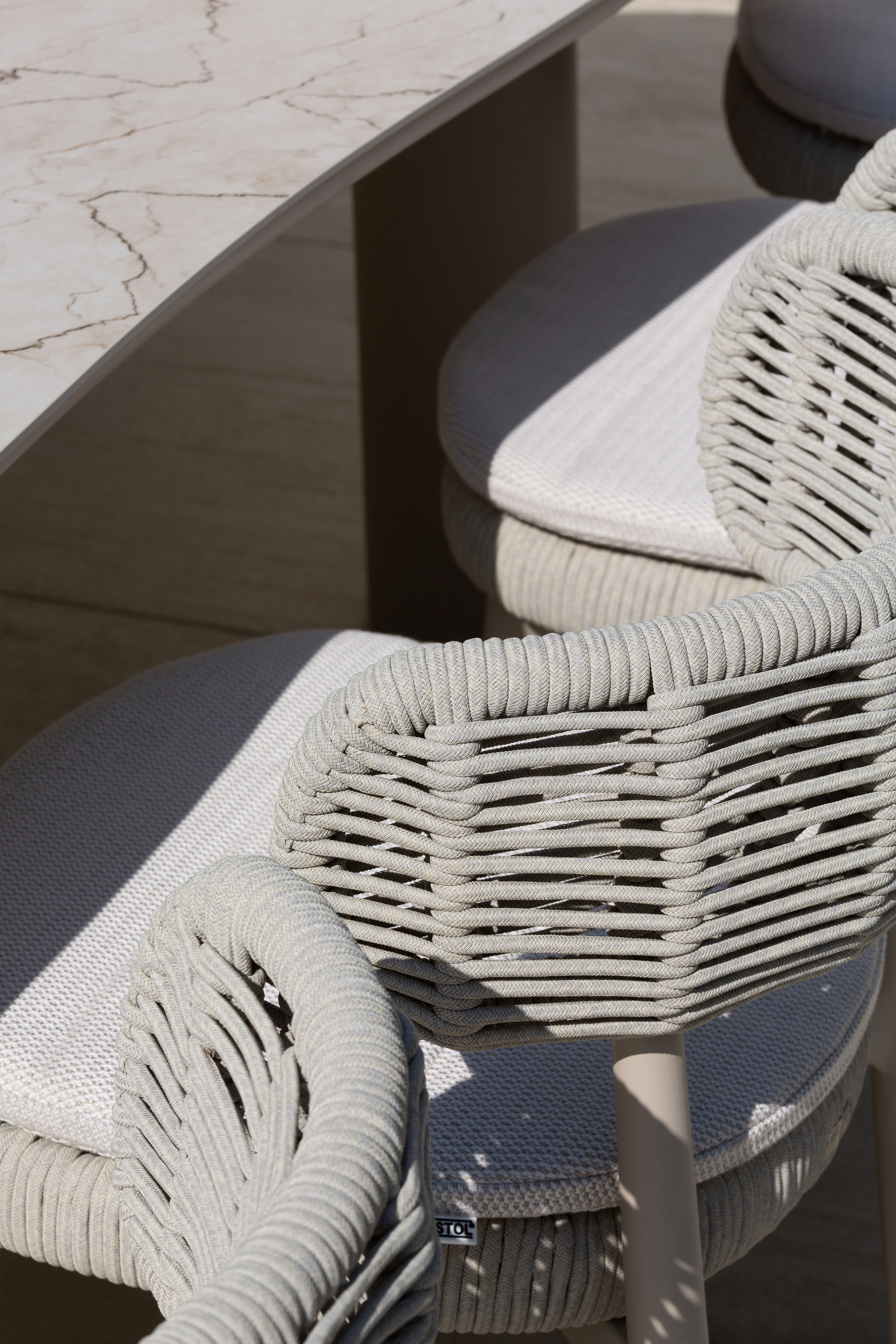 Chaise de jardin Lomo en aluminium beige et corde ronde tissée carrée beige
