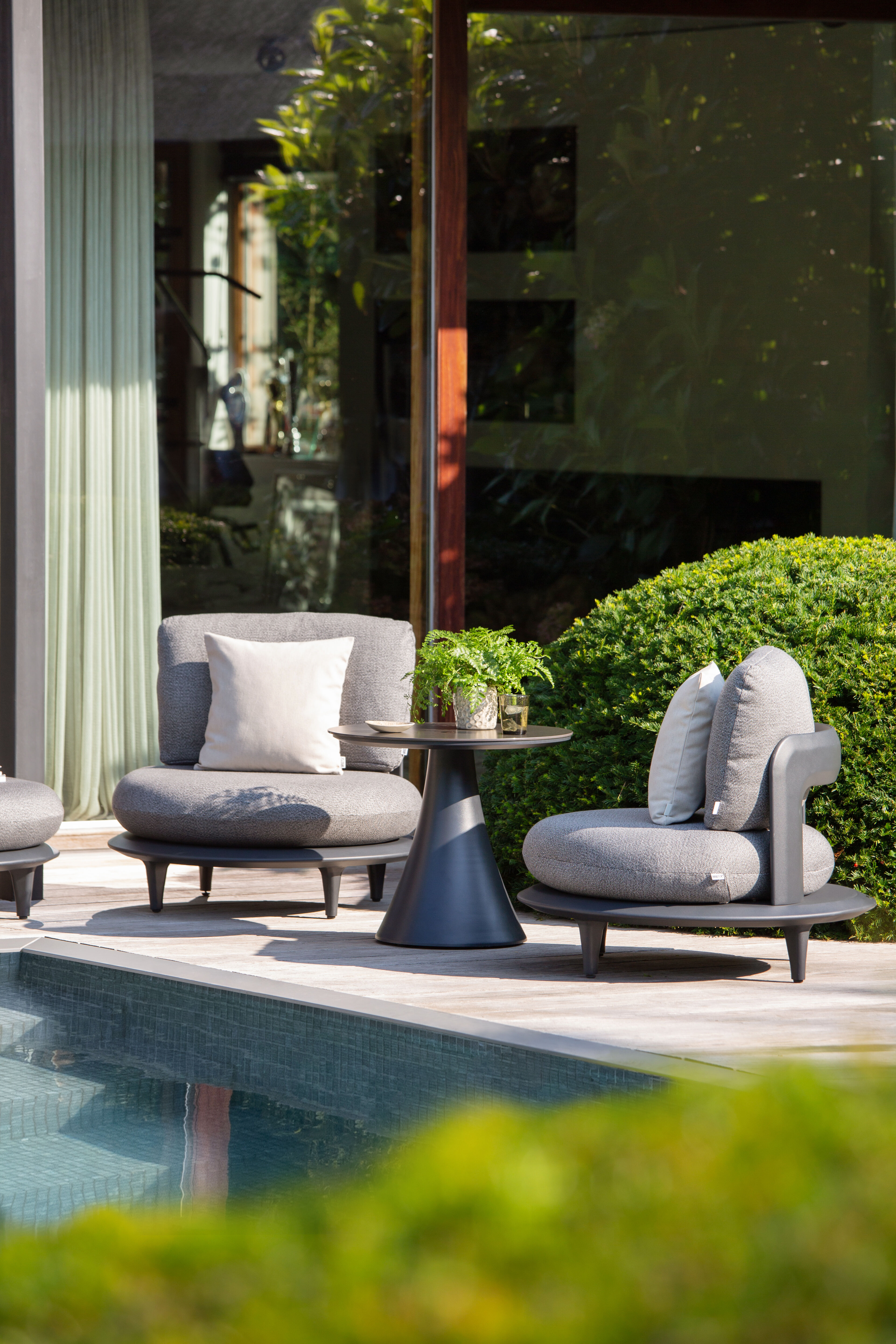 Fauteuil de jardin Bomero en aluminium noir et coussins en all weather solica firenze sand