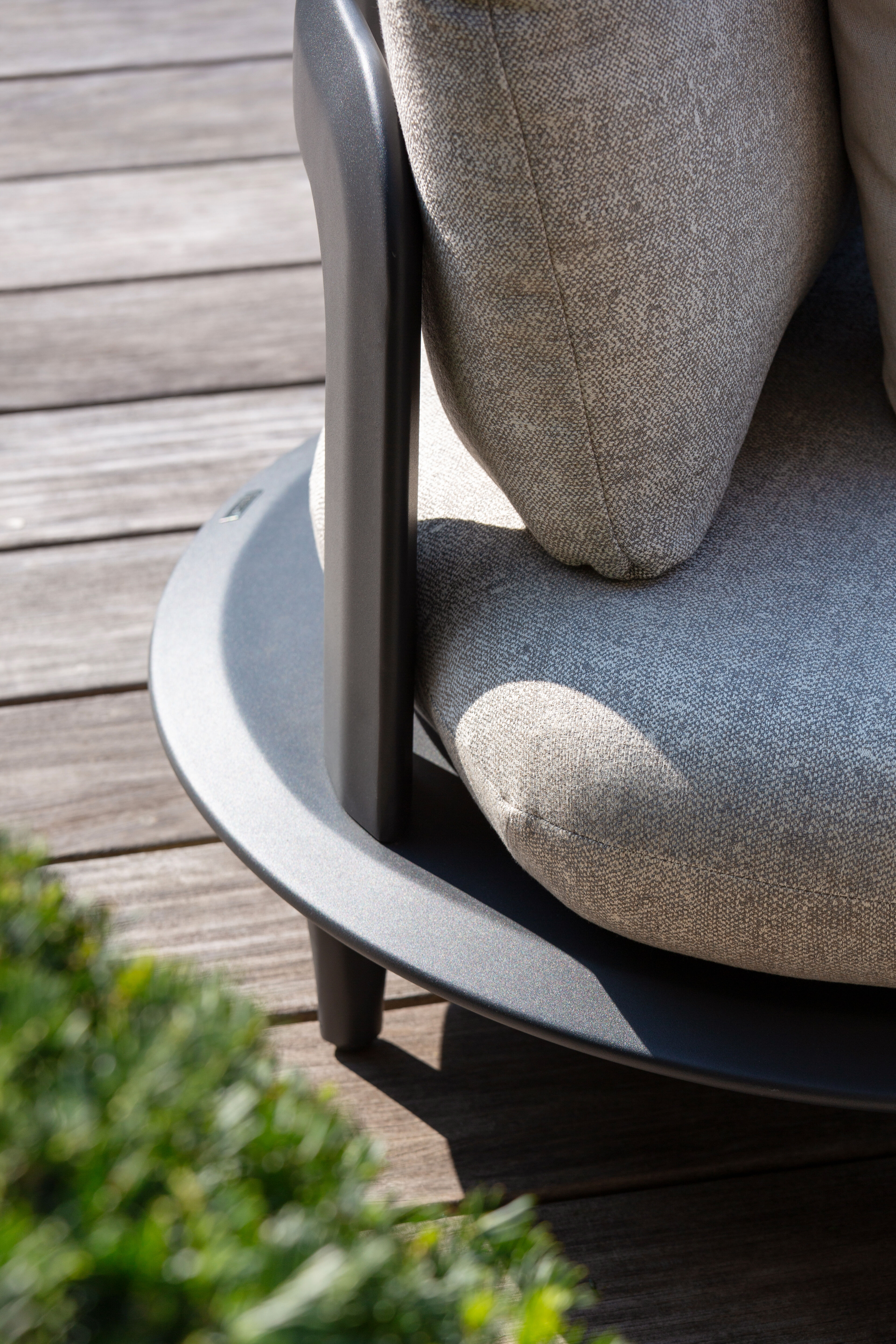Fauteuil de jardin Bomero en aluminium noir et coussins en all weather solica firenze sand