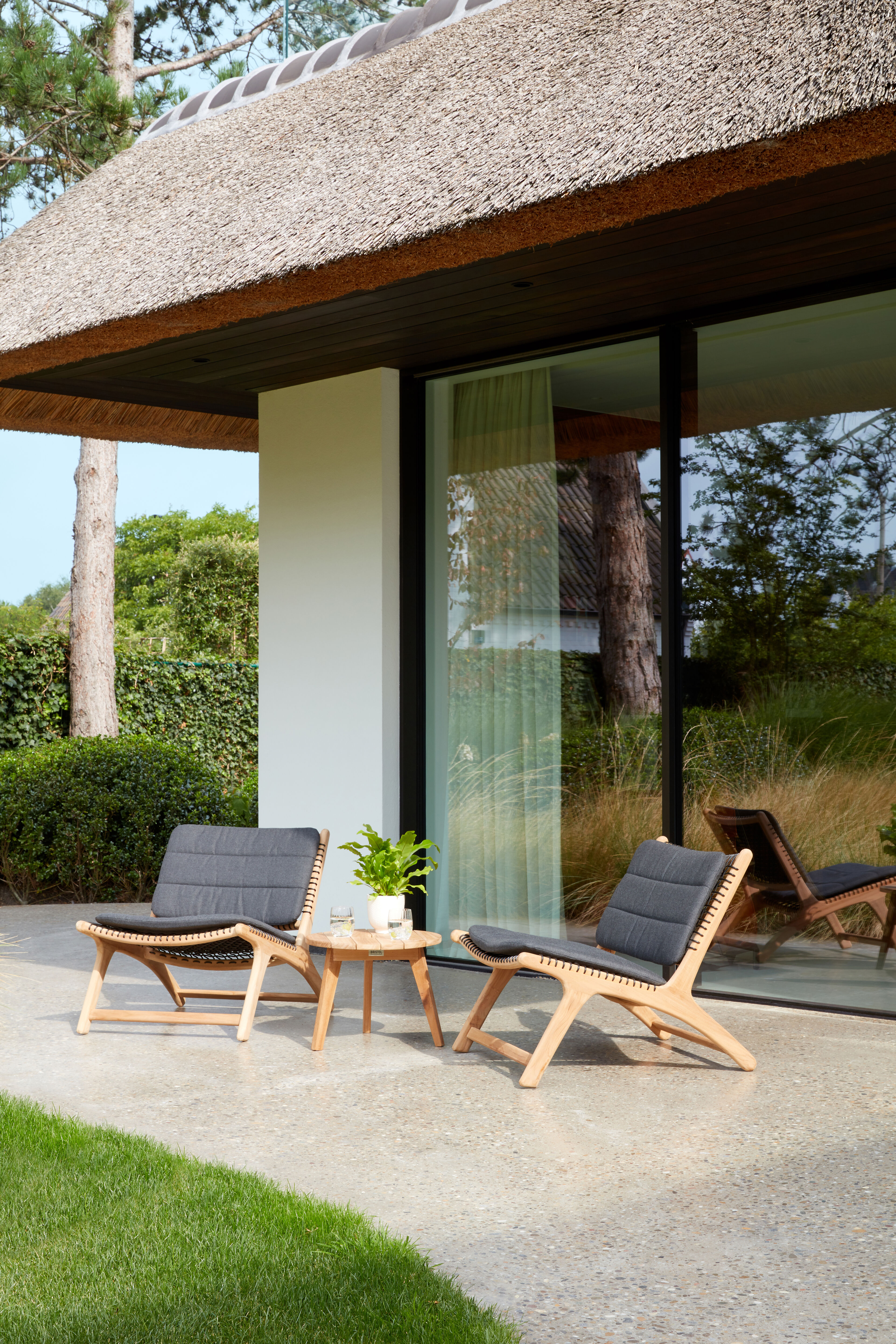 Fauteuil de jardin Cosito 1-pl en teck et résine tressée noir