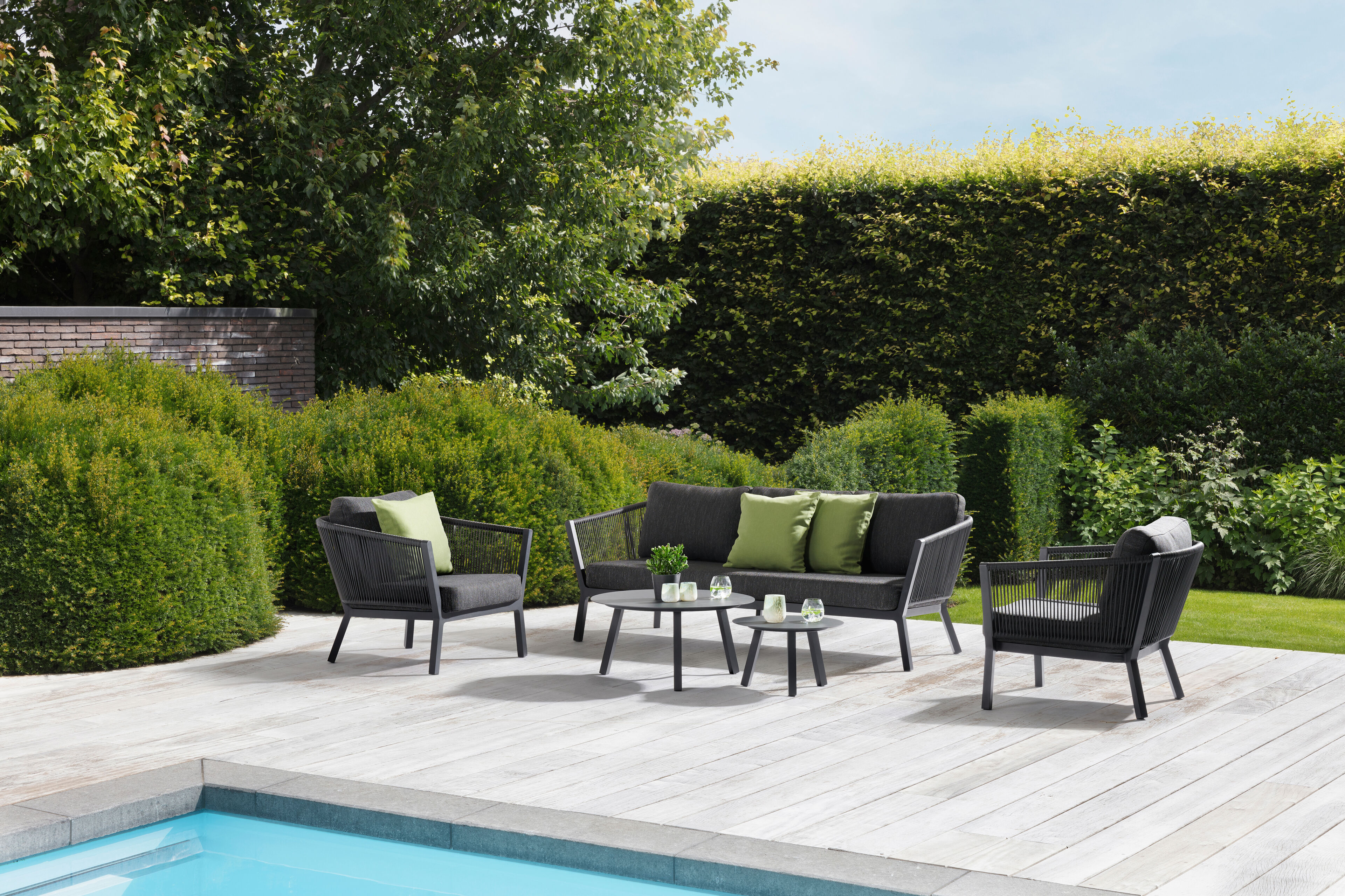 Salon de jardin Cordoue en aluminium noir avec coussins en weather+ softtouch noir