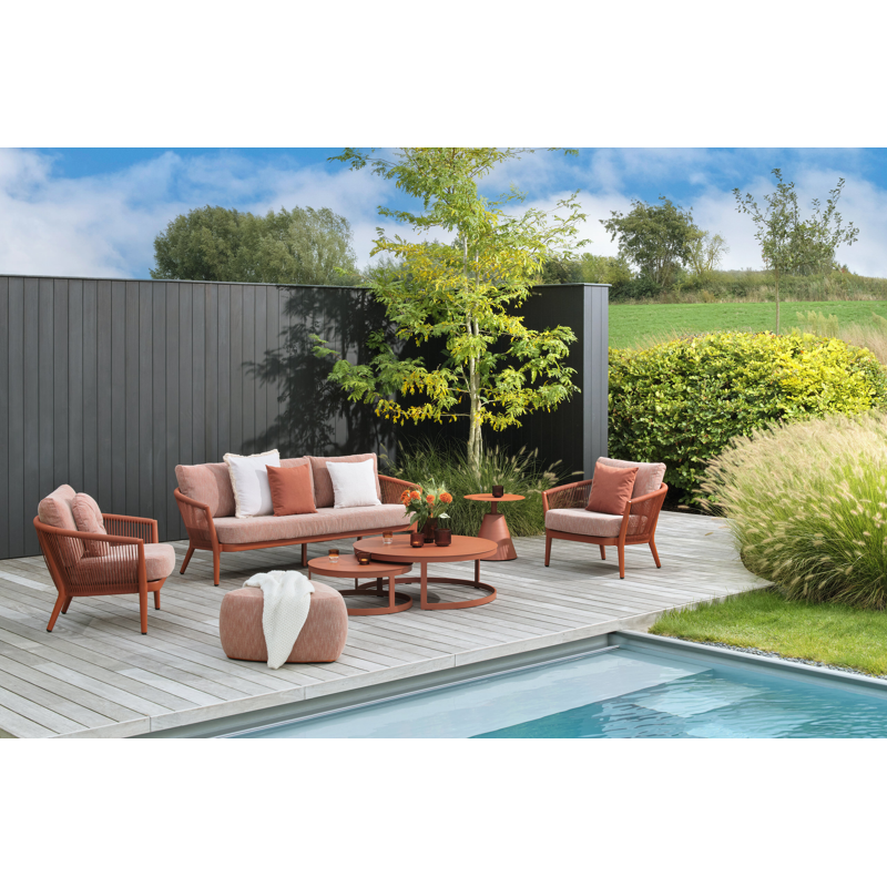 Orso loungebank in roestbruin aluminium en roestbruin verticaal geweven ronde rope met Althea Off White all weather cosytica kussen