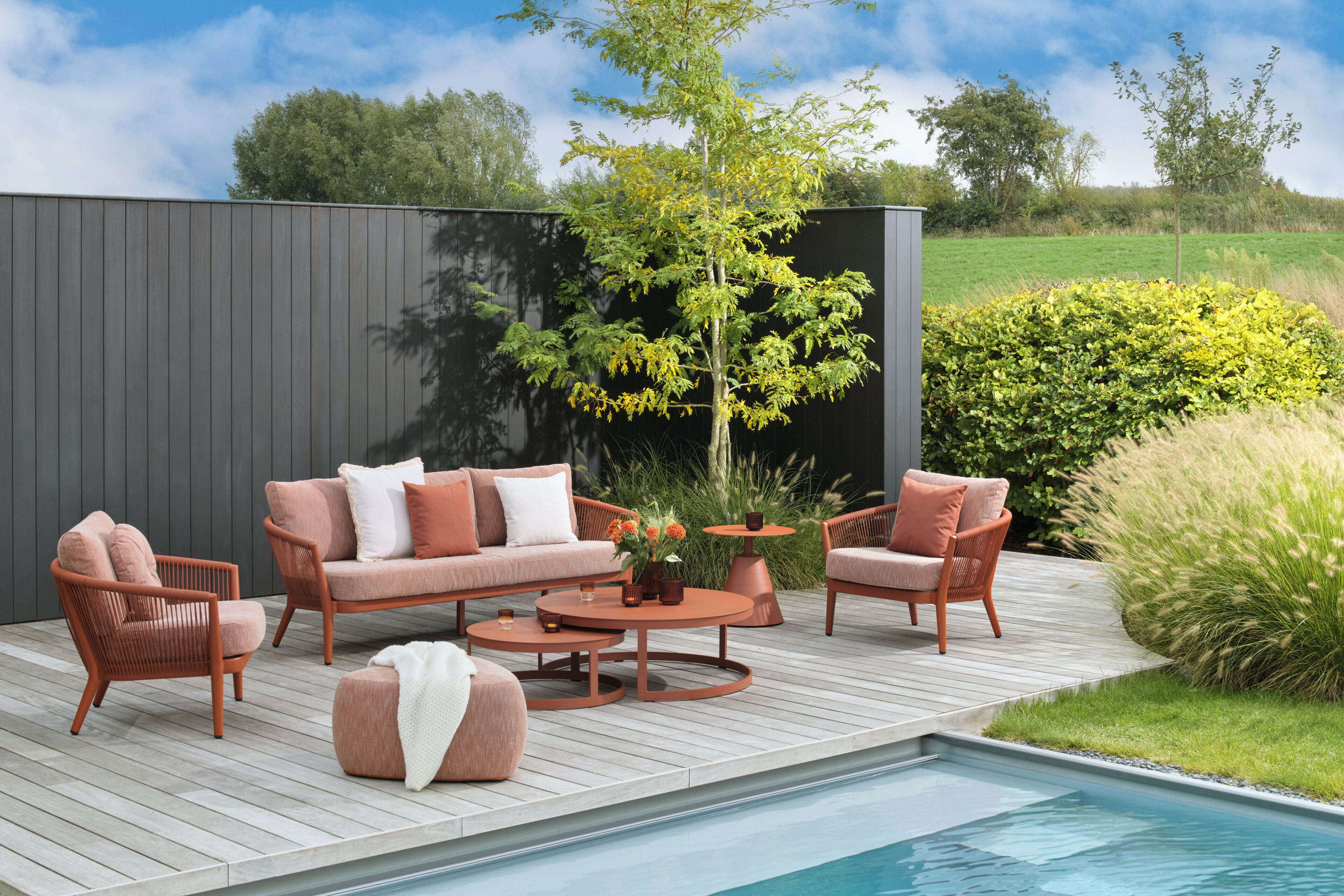 Orso loungeset in roestbruin aluminium en roestbruin verticaal geweven ronde rope met Slow Alezan all weather sunbrella® luxe kussen