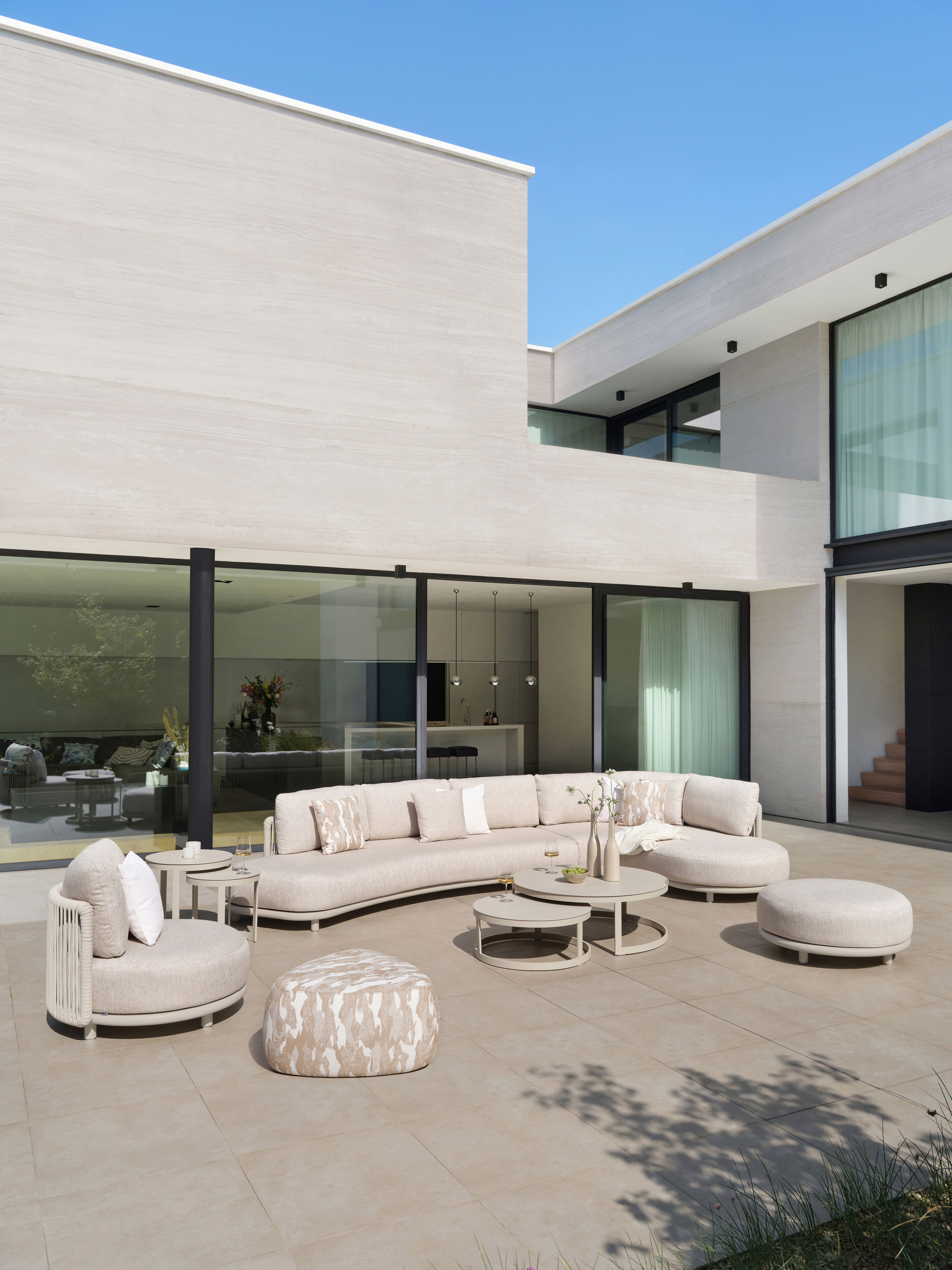 Lomano loungehoek in beige aluminium en beige verticaal geweven luxe vlakke rope met Tundra Sand all weather sunbrellaÂ® luxe