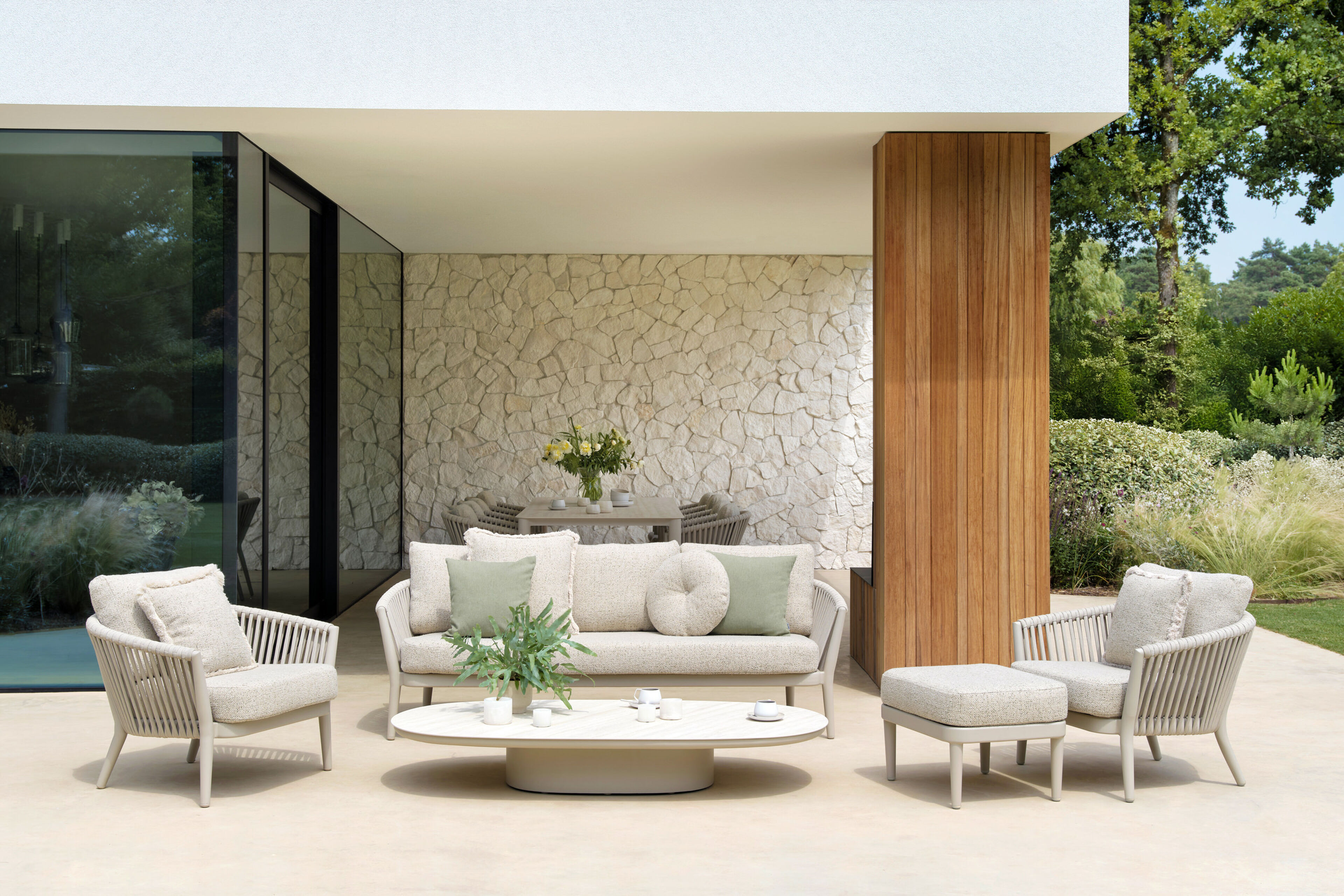 Orso loungebank in beige aluminium en beige verticaal geweven luxe vlakke rope met Chartres Pewter all weather sunbrella® luxe kussen