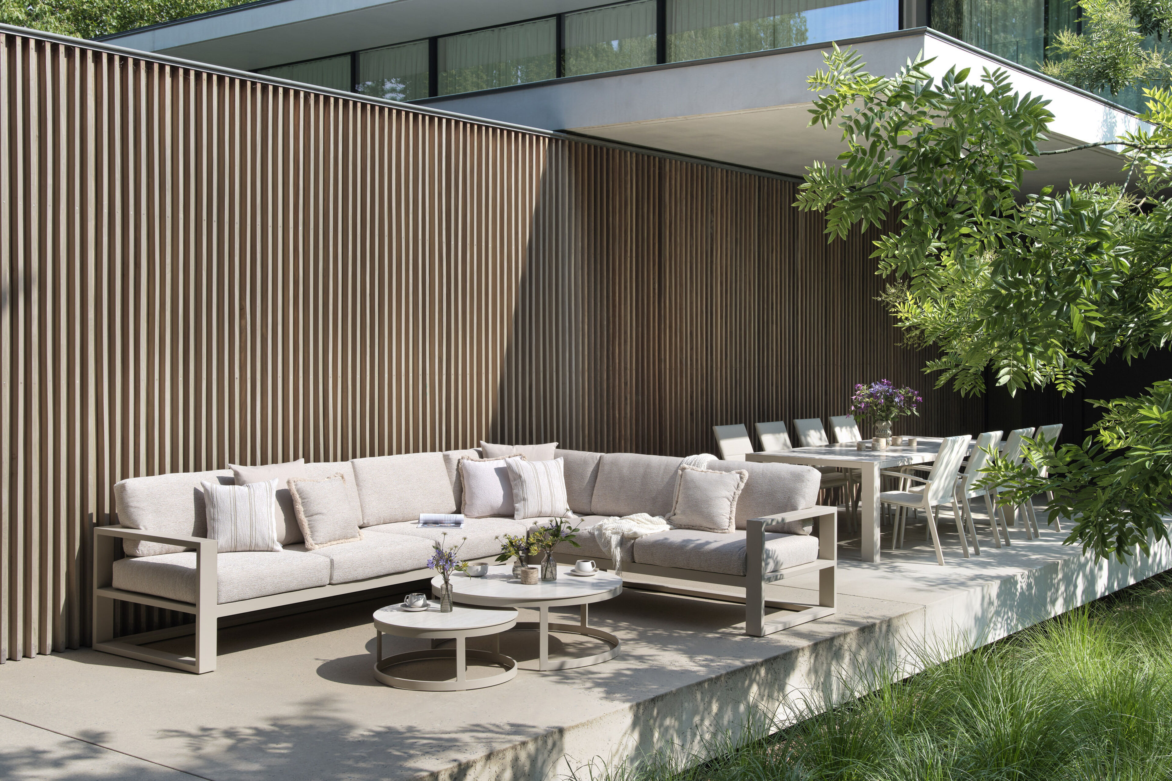 Salon de jardin d'angle Verato en aluminium beige et coussins en all weather sunbrella® luxe chartres pewter