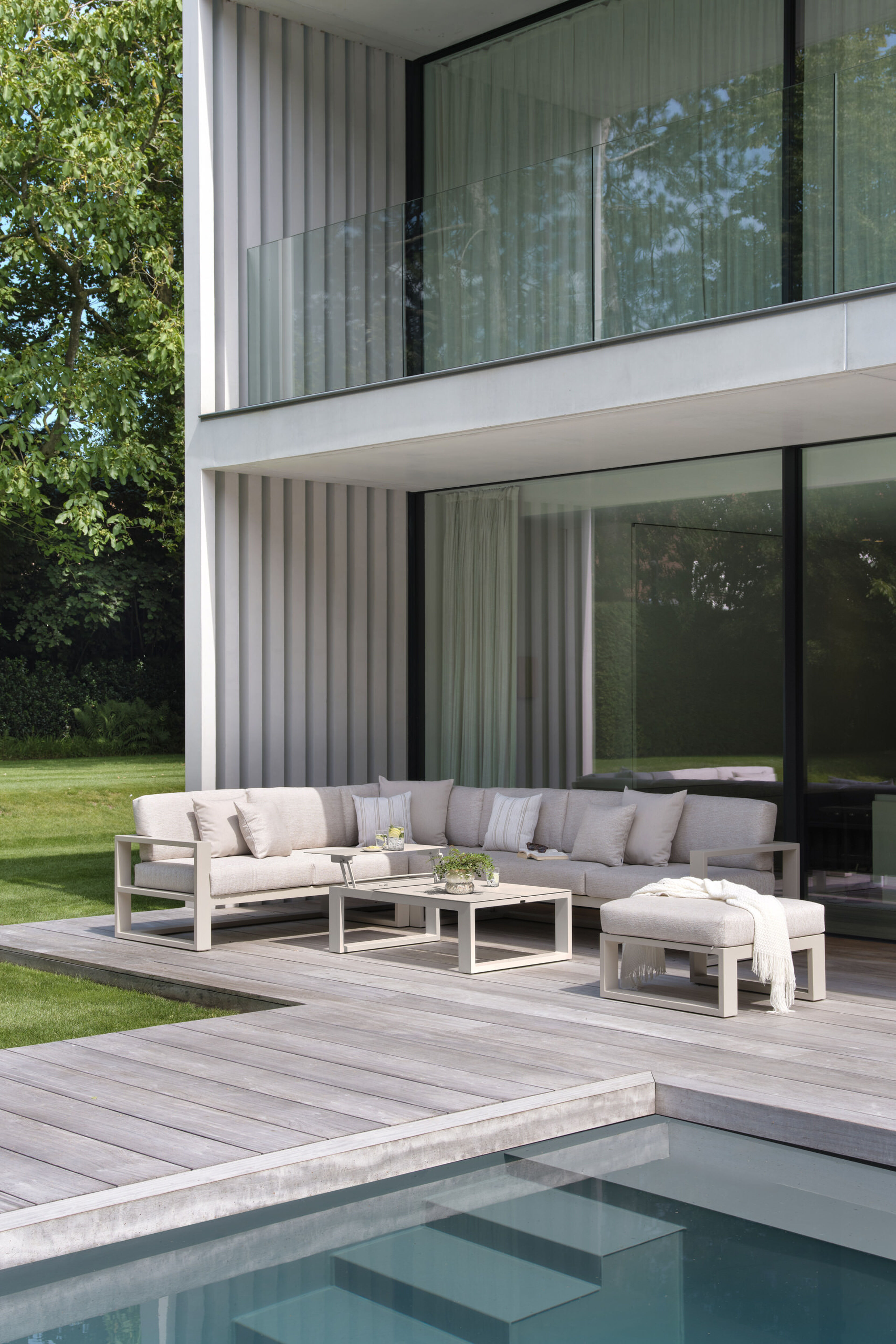 Salon de jardin d'angle Verato en aluminium beige et coussins en all weather sunbrella® luxe chartres pewter